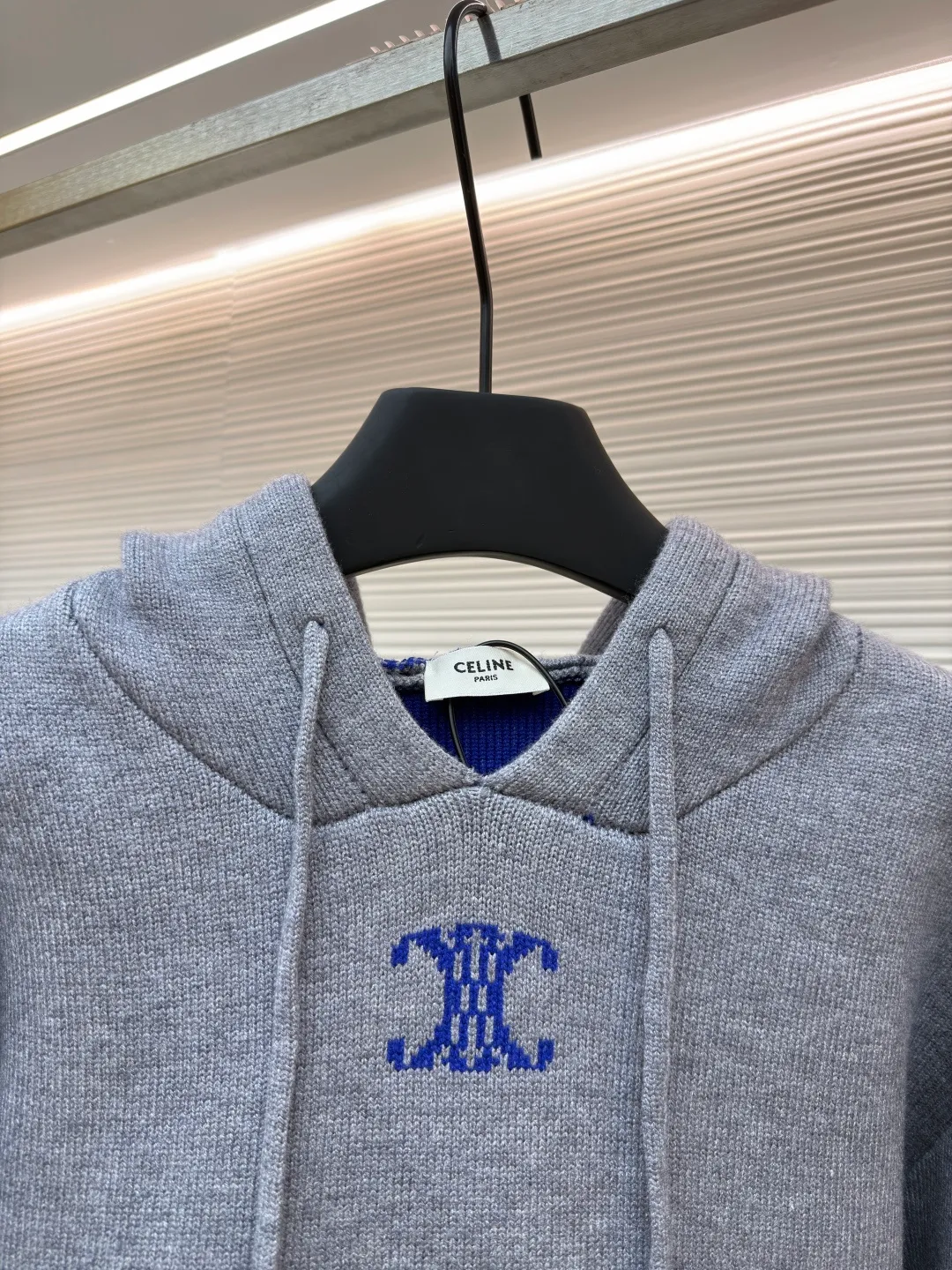 Celine Arc de Triomphe jacquard logo knitted hoodie ●Original version: purchased and developed by 12312 ●Item number: 1681935-B15 ●Fabric: wool blended fabric ●Technology: jacquard knitting ●Color: gray ●Version: fitted version ●Weight: about 1035 grams ●Size: S-M-L-XL ●Description: Made of 50% wool, 10% cashmere, 40% cotton. This fabric is originally stitched, dyed and woven. The weight of ready-made garments is about 920-960 grams. The thermal effect and upper body effect are perfect. Using the 7-needle jacquard process, a single piece of clothing takes 320 minutes to complete. The rope is custom-woven and dyed, the tail clip is made from the original mold, and the brand logo is laser-engraved on the surface. RIOMPHE embroidered loose fit hood with adjustable drawstring, metal hoop engraved with CELINE PARIS 1 kangaroo pocket with ribbed trim. The overall wiring is straight and delicate, the fabric is comfortable and soft, and the color is consistent without color difference. It can be matched with the same style to create a fashionable look and control various occasions. Customized accessories, complete with three standards, same style for men and women!