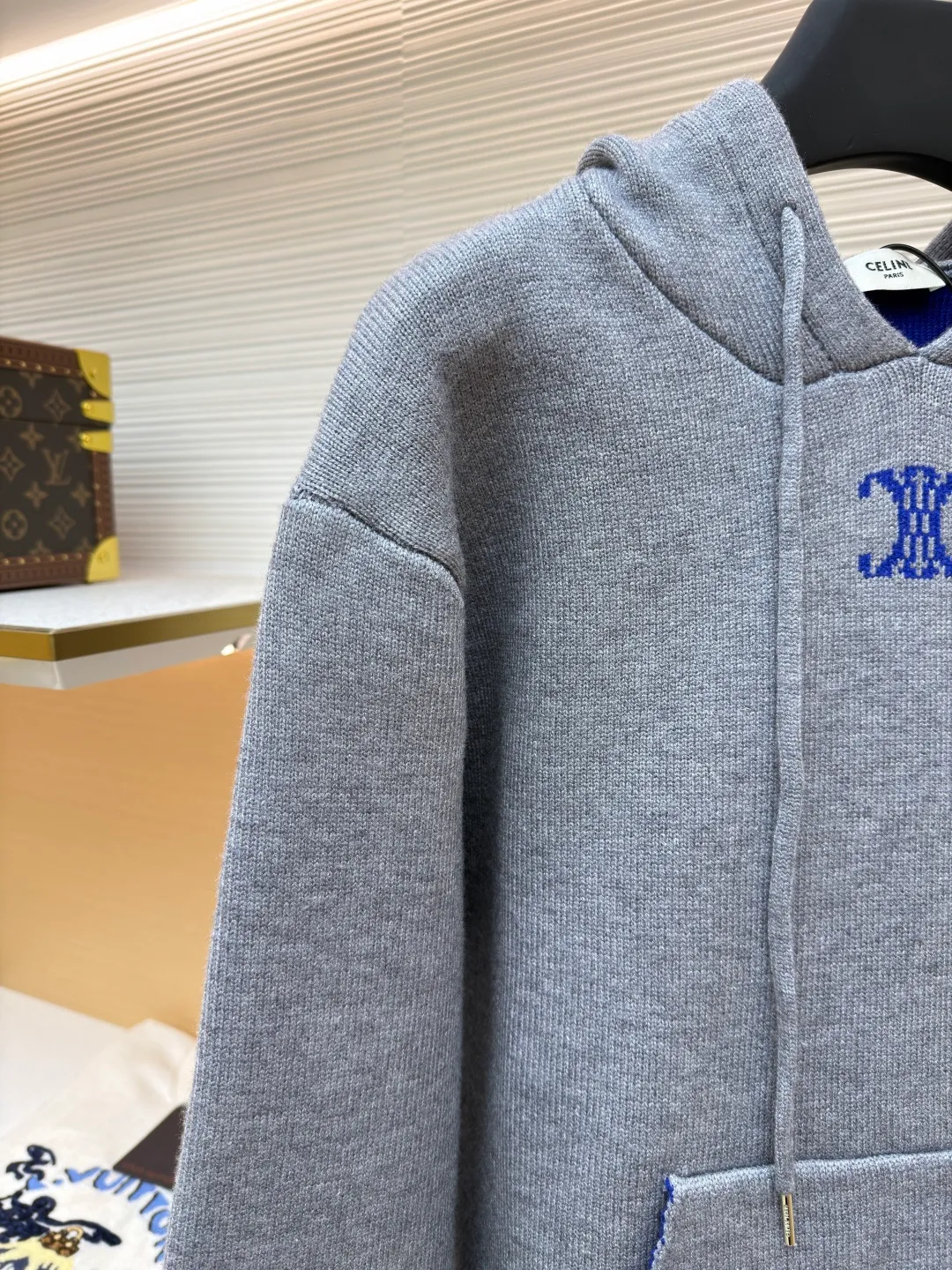 Celine Arc de Triomphe jacquard logo knitted hoodie ●Original version: purchased and developed by 12312 ●Item number: 1681935-B15 ●Fabric: wool blended fabric ●Technology: jacquard knitting ●Color: gray ●Version: fitted version ●Weight: about 1035 grams ●Size: S-M-L-XL ●Description: Made of 50% wool, 10% cashmere, 40% cotton. This fabric is originally stitched, dyed and woven. The weight of ready-made garments is about 920-960 grams. The thermal effect and upper body effect are perfect. Using the 7-needle jacquard process, a single piece of clothing takes 320 minutes to complete. The rope is custom-woven and dyed, the tail clip is made from the original mold, and the brand logo is laser-engraved on the surface. RIOMPHE embroidered loose fit hood with adjustable drawstring, metal hoop engraved with CELINE PARIS 1 kangaroo pocket with ribbed trim. The overall wiring is straight and delicate, the fabric is comfortable and soft, and the color is consistent without color difference. It can be matched with the same style to create a fashionable look and control various occasions. Customized accessories, complete with three standards, same style for men and women!