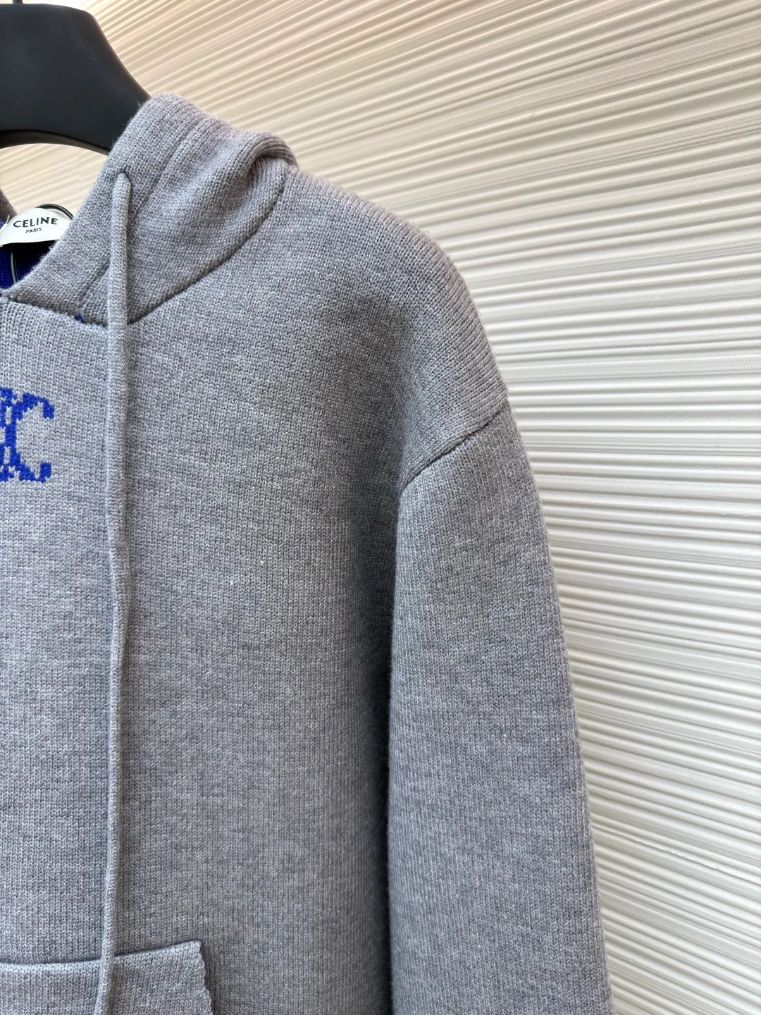 Celine Arc de Triomphe jacquard logo knitted hoodie ●Original version: purchased and developed by 12312 ●Item number: 1681935-B15 ●Fabric: wool blended fabric ●Technology: jacquard knitting ●Color: gray ●Version: fitted version ●Weight: about 1035 grams ●Size: S-M-L-XL ●Description: Made of 50% wool, 10% cashmere, 40% cotton. This fabric is originally stitched, dyed and woven. The weight of ready-made garments is about 920-960 grams. The thermal effect and upper body effect are perfect. Using the 7-needle jacquard process, a single piece of clothing takes 320 minutes to complete. The rope is custom-woven and dyed, the tail clip is made from the original mold, and the brand logo is laser-engraved on the surface. RIOMPHE embroidered loose fit hood with adjustable drawstring, metal hoop engraved with CELINE PARIS 1 kangaroo pocket with ribbed trim. The overall wiring is straight and delicate, the fabric is comfortable and soft, and the color is consistent without color difference. It can be matched with the same style to create a fashionable look and control various occasions. Customized accessories, complete with three standards, same style for men and women!