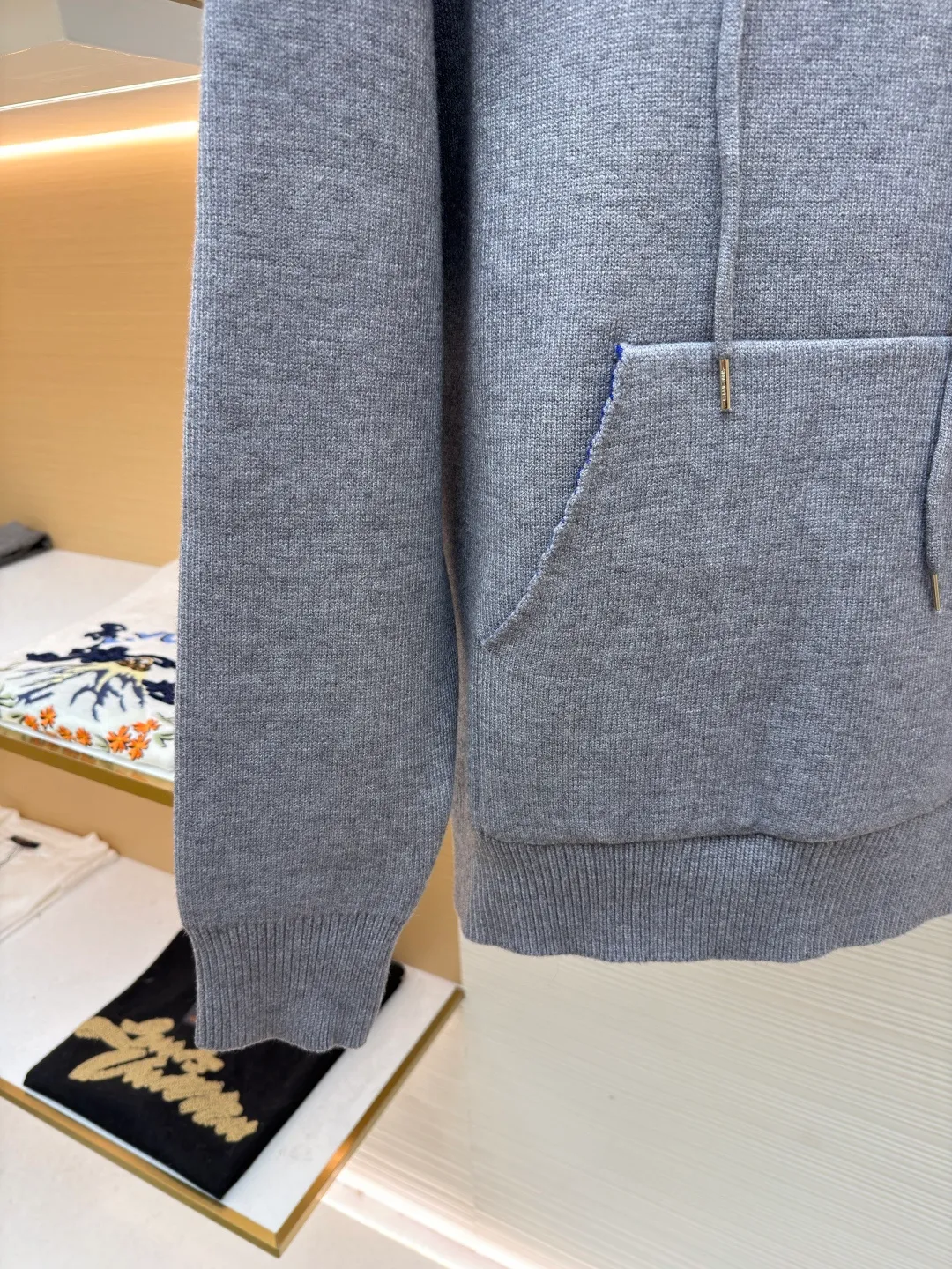 Celine Arc de Triomphe jacquard logo knitted hoodie ●Original version: purchased and developed by 12312 ●Item number: 1681935-B15 ●Fabric: wool blended fabric ●Technology: jacquard knitting ●Color: gray ●Version: fitted version ●Weight: about 1035 grams ●Size: S-M-L-XL ●Description: Made of 50% wool, 10% cashmere, 40% cotton. This fabric is originally stitched, dyed and woven. The weight of ready-made garments is about 920-960 grams. The thermal effect and upper body effect are perfect. Using the 7-needle jacquard process, a single piece of clothing takes 320 minutes to complete. The rope is custom-woven and dyed, the tail clip is made from the original mold, and the brand logo is laser-engraved on the surface. RIOMPHE embroidered loose fit hood with adjustable drawstring, metal hoop engraved with CELINE PARIS 1 kangaroo pocket with ribbed trim. The overall wiring is straight and delicate, the fabric is comfortable and soft, and the color is consistent without color difference. It can be matched with the same style to create a fashionable look and control various occasions. Customized accessories, complete with three standards, same style for men and women!