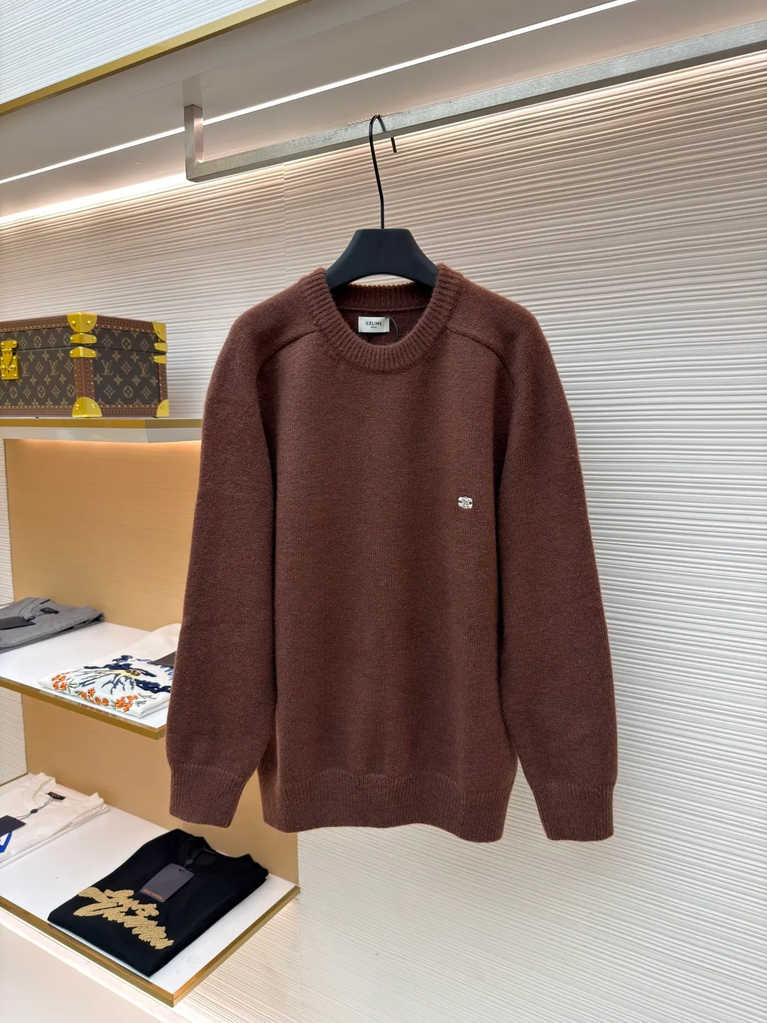 Celine Arc de Triomphe embroidered logo sweater ●Original version: Purchased and developed for 9900 ●Item number: 1681298-A45 ●Fabric: wool blended fabric ●Technology: 3D embroidery production ●Color: brown ●Version: fitted version ●Weight: about 725 grams ●Size: S-M-L-XL ●Description: Made of 35% wool, 15% cashmere, 50% cotton yarn. This fabric is soft and has a three-dimensional shape that won't change shape after being worn for a long time. The embroidery uses 3D three-dimensional embroidery, and the chest is embellished with the Arc de Triomphe embroidered logo. This style is machine-knitted with 7 needles, and the high-density thick stitching ensures warmth. Later process: washing and color fixation - fixed version - wool impurities. The overall wiring is straight and delicate, the fabric is comfortable and soft, and the color is consistent without color difference. It can be matched with the same style to create a fashionable look and control various occasions. Customized accessories, complete with three standards, same style for men and women!