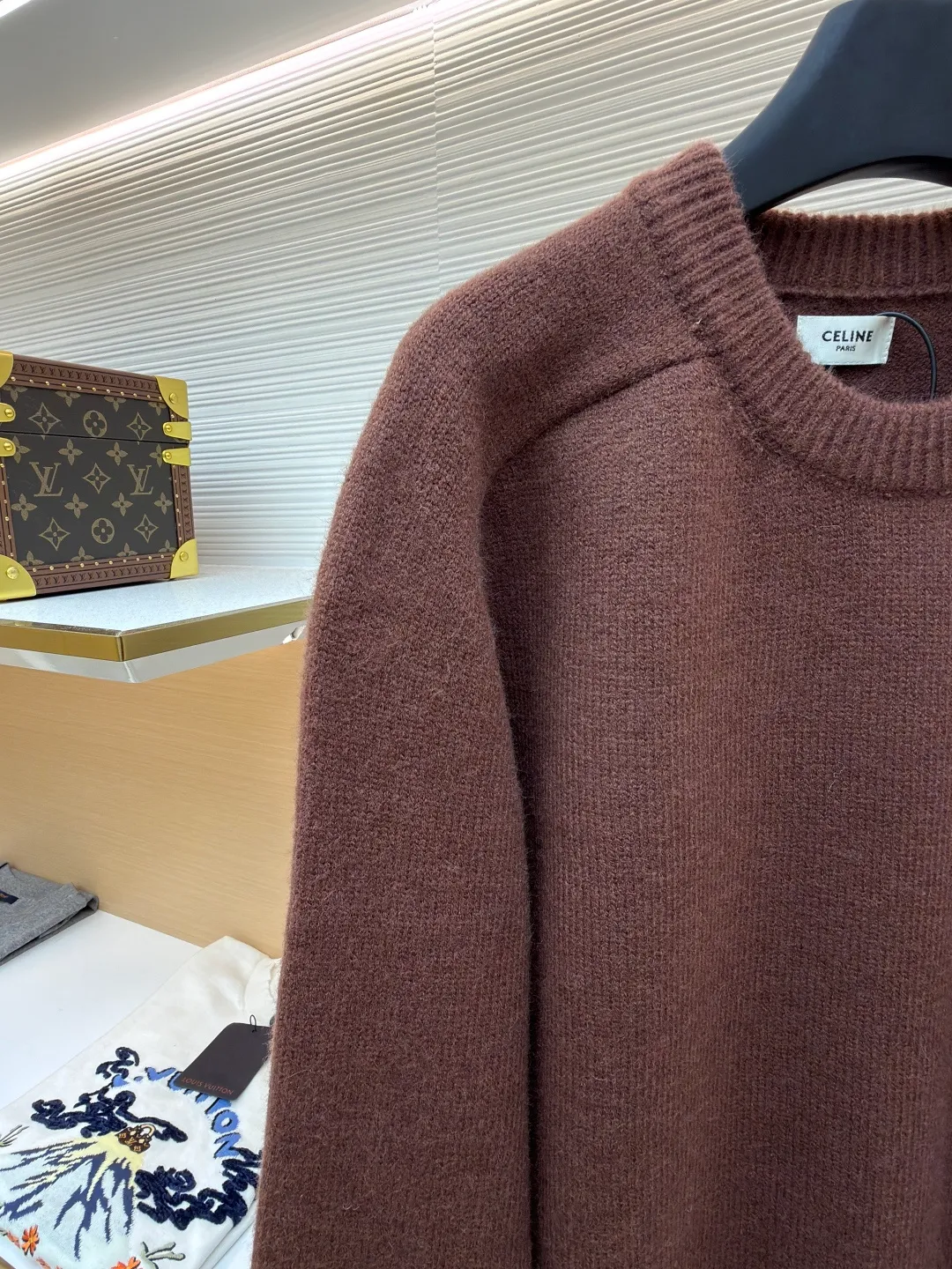 Celine Arc de Triomphe embroidered logo sweater ●Original version: Purchased and developed for 9900 ●Item number: 1681298-A45 ●Fabric: wool blended fabric ●Technology: 3D embroidery production ●Color: brown ●Version: fitted version ●Weight: about 725 grams ●Size: S-M-L-XL ●Description: Made of 35% wool, 15% cashmere, 50% cotton yarn. This fabric is soft and has a three-dimensional shape that won't change shape after being worn for a long time. The embroidery uses 3D three-dimensional embroidery, and the chest is embellished with the Arc de Triomphe embroidered logo. This style is machine-knitted with 7 needles, and the high-density thick stitching ensures warmth. Later process: washing and color fixation - fixed version - wool impurities. The overall wiring is straight and delicate, the fabric is comfortable and soft, and the color is consistent without color difference. It can be matched with the same style to create a fashionable look and control various occasions. Customized accessories, complete with three standards, same style for men and women!