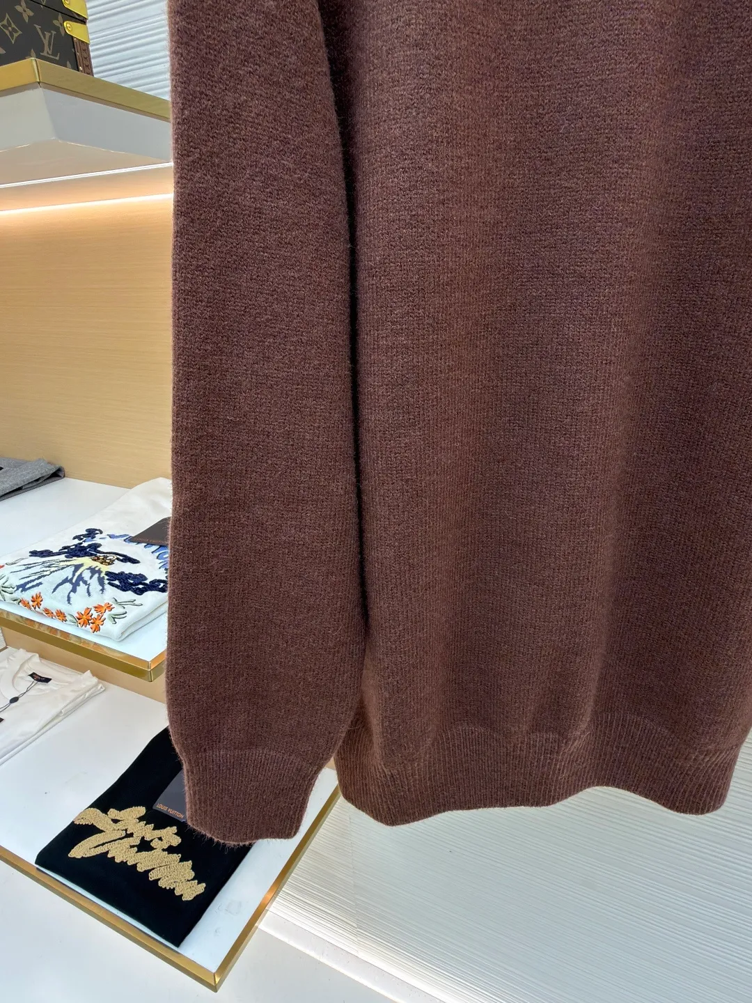 Celine Arc de Triomphe embroidered logo sweater ●Original version: Purchased and developed for 9900 ●Item number: 1681298-A45 ●Fabric: wool blended fabric ●Technology: 3D embroidery production ●Color: brown ●Version: fitted version ●Weight: about 725 grams ●Size: S-M-L-XL ●Description: Made of 35% wool, 15% cashmere, 50% cotton yarn. This fabric is soft and has a three-dimensional shape that won't change shape after being worn for a long time. The embroidery uses 3D three-dimensional embroidery, and the chest is embellished with the Arc de Triomphe embroidered logo. This style is machine-knitted with 7 needles, and the high-density thick stitching ensures warmth. Later process: washing and color fixation - fixed version - wool impurities. The overall wiring is straight and delicate, the fabric is comfortable and soft, and the color is consistent without color difference. It can be matched with the same style to create a fashionable look and control various occasions. Customized accessories, complete with three standards, same style for men and women!