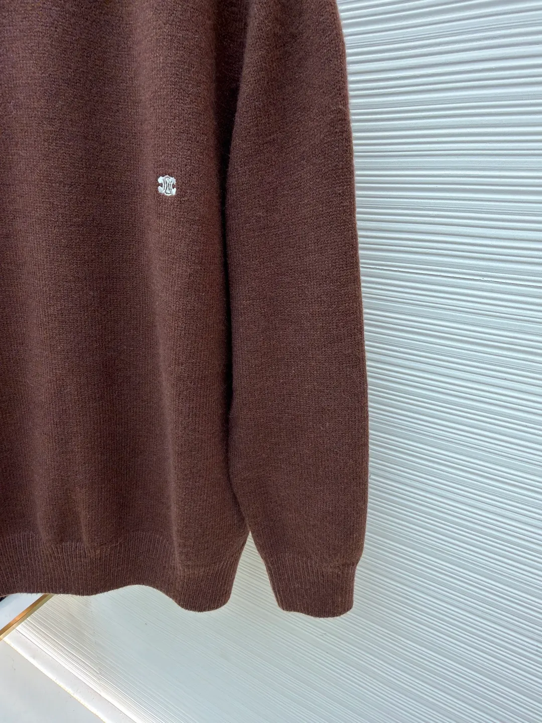 Celine Arc de Triomphe embroidered logo sweater ●Original version: Purchased and developed for 9900 ●Item number: 1681298-A45 ●Fabric: wool blended fabric ●Technology: 3D embroidery production ●Color: brown ●Version: fitted version ●Weight: about 725 grams ●Size: S-M-L-XL ●Description: Made of 35% wool, 15% cashmere, 50% cotton yarn. This fabric is soft and has a three-dimensional shape that won't change shape after being worn for a long time. The embroidery uses 3D three-dimensional embroidery, and the chest is embellished with the Arc de Triomphe embroidered logo. This style is machine-knitted with 7 needles, and the high-density thick stitching ensures warmth. Later process: washing and color fixation - fixed version - wool impurities. The overall wiring is straight and delicate, the fabric is comfortable and soft, and the color is consistent without color difference. It can be matched with the same style to create a fashionable look and control various occasions. Customized accessories, complete with three standards, same style for men and women!