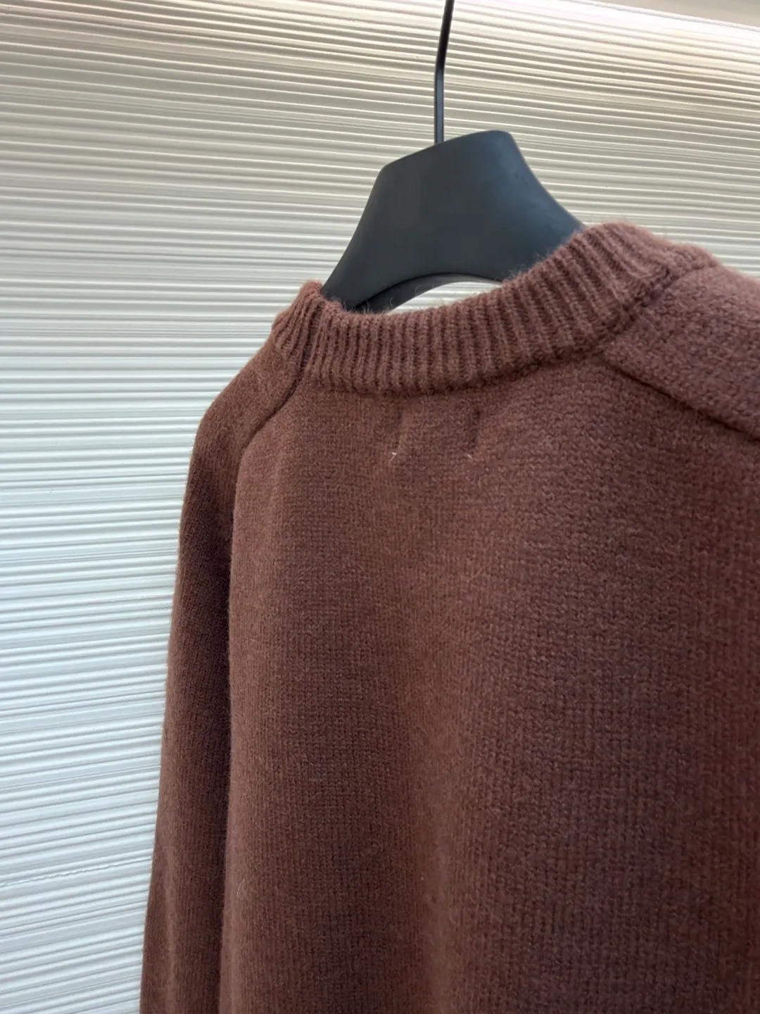 Celine Arc de Triomphe embroidered logo sweater ●Original version: Purchased and developed for 9900 ●Item number: 1681298-A45 ●Fabric: wool blended fabric ●Technology: 3D embroidery production ●Color: brown ●Version: fitted version ●Weight: about 725 grams ●Size: S-M-L-XL ●Description: Made of 35% wool, 15% cashmere, 50% cotton yarn. This fabric is soft and has a three-dimensional shape that won't change shape after being worn for a long time. The embroidery uses 3D three-dimensional embroidery, and the chest is embellished with the Arc de Triomphe embroidered logo. This style is machine-knitted with 7 needles, and the high-density thick stitching ensures warmth. Later process: washing and color fixation - fixed version - wool impurities. The overall wiring is straight and delicate, the fabric is comfortable and soft, and the color is consistent without color difference. It can be matched with the same style to create a fashionable look and control various occasions. Customized accessories, complete with three standards, same style for men and women!