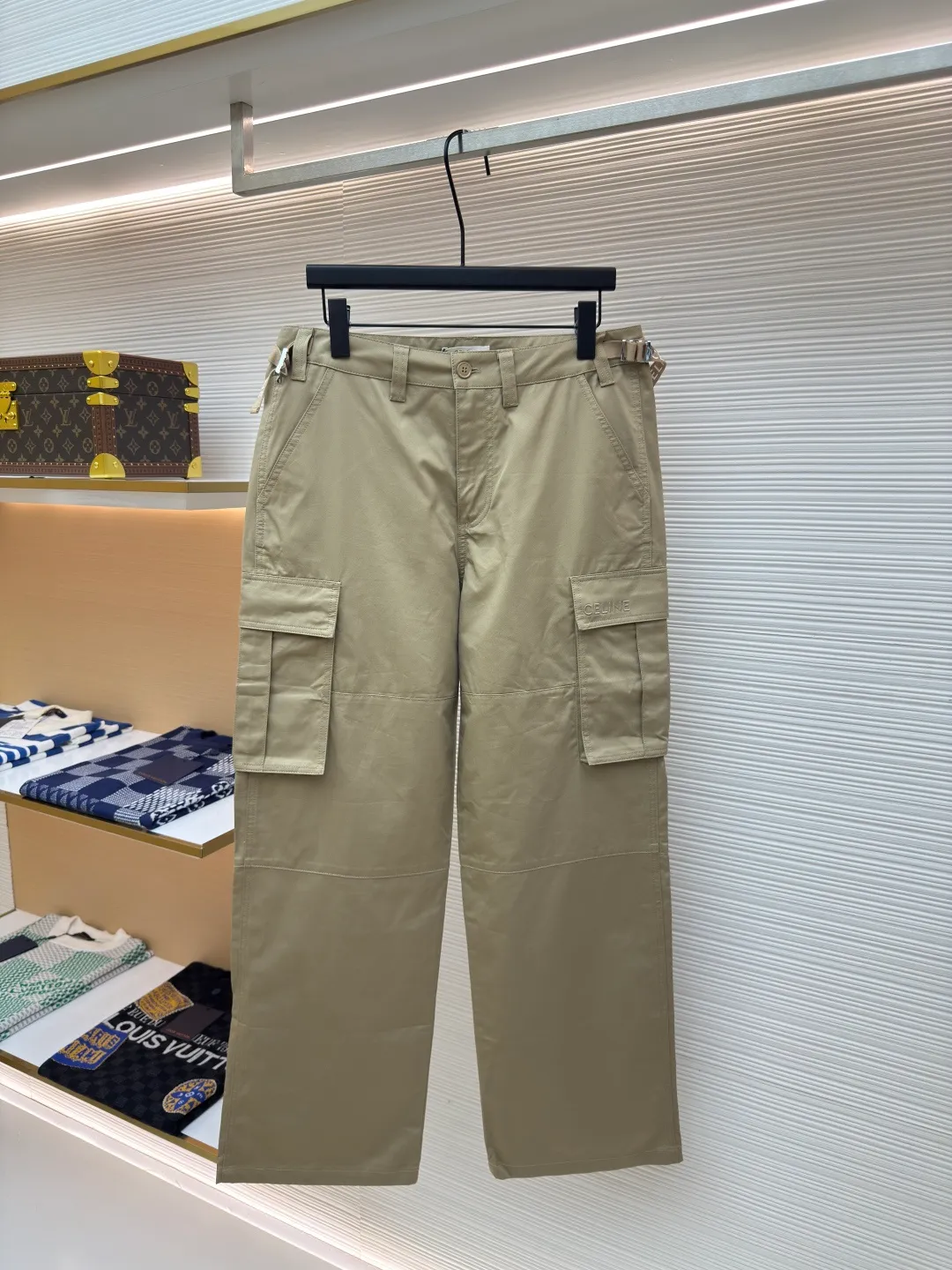Celine ribbon letter trousers ●Authentic product: Purchased and developed for 11500 ●Item number: 1680073-B50 ●Fabrics: double-sided twill fabric ●Technology: Ribbon production ●Version: fitted version ●Weight: about 495 grams ●Size: 44-46-48-50 ●Description: Made of 40s cotton double-sided twill fabric, the surface of the gray fabric is singed and pre-shrunk and then dyed by long lathe process. The finished fabric surface is smooth and burr-free, the texture is clear and stiff, and it is matched with 60s twill imitation Tencel lining. The bag cover is embroidered with Tajima embroidery machine imported from Japan, and the three-dimensional glue Cotton thread hemming embroidery, 2cm thick cotton webbing dyed to the fabric color, scanning Y-pattern pattern to customize thick plate lettering film, highlighter pen to manually draw the positioning pattern, hot stamping machine to press double-sided lettering film at high temperature, molding to customize Japanese-shaped buckle made of platinum-plated bronze, and hand-sewn buckle made of resin. The overall wiring is straight and delicate, the fabric is comfortable and soft, and the color is consistent without color difference. It can be matched with the same style to create a fashionable look and control various occasions. Customized accessories, complete with three standards, same style for men and women!