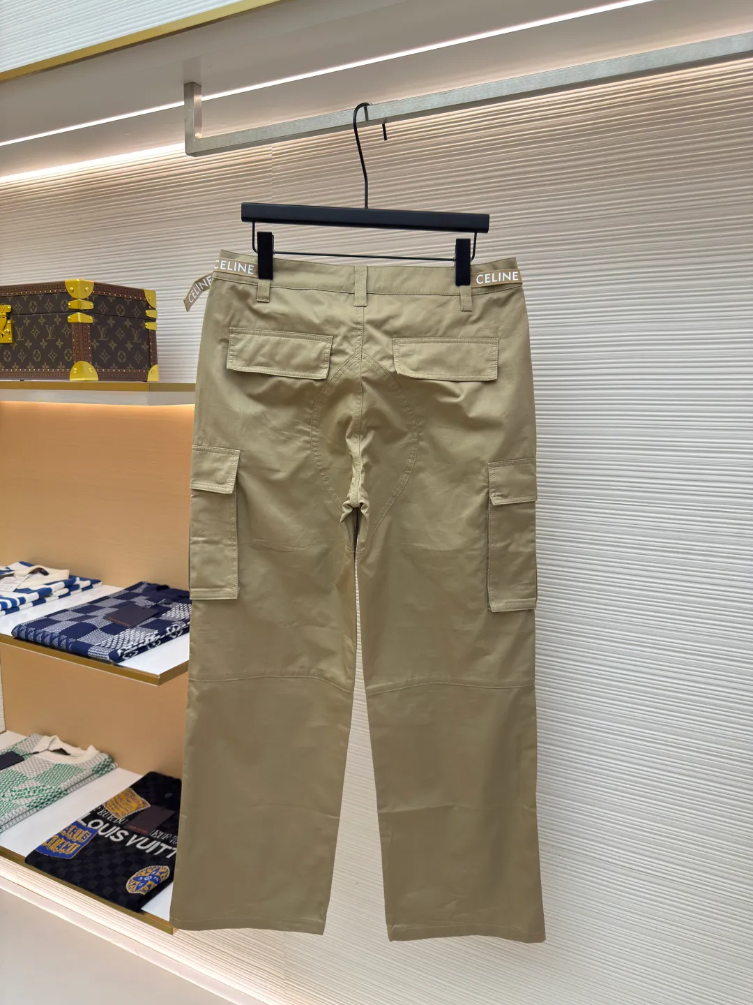 Celine ribbon letter trousers ●Authentic product: Purchased and developed for 11500 ●Item number: 1680073-B50 ●Fabrics: double-sided twill fabric ●Technology: Ribbon production ●Version: fitted version ●Weight: about 495 grams ●Size: 44-46-48-50 ●Description: Made of 40s cotton double-sided twill fabric, the surface of the gray fabric is singed and pre-shrunk and then dyed by long lathe process. The finished fabric surface is smooth and burr-free, the texture is clear and stiff, and it is matched with 60s twill imitation Tencel lining. The bag cover is embroidered with Tajima embroidery machine imported from Japan, and the three-dimensional glue Cotton thread hemming embroidery, 2cm thick cotton webbing dyed to the fabric color, scanning Y-pattern pattern to customize thick plate lettering film, highlighter pen to manually draw the positioning pattern, hot stamping machine to press double-sided lettering film at high temperature, molding to customize Japanese-shaped buckle made of platinum-plated bronze, and hand-sewn buckle made of resin. The overall wiring is straight and delicate, the fabric is comfortable and soft, and the color is consistent without color difference. It can be matched with the same style to create a fashionable look and control various occasions. Customized accessories, complete with three standards, same style for men and women!