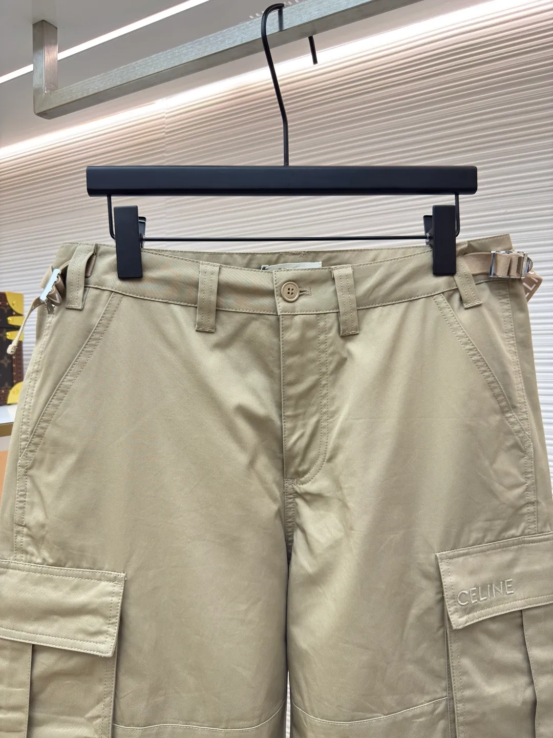 Celine ribbon letter trousers ●Authentic product: Purchased and developed for 11500 ●Item number: 1680073-B50 ●Fabrics: double-sided twill fabric ●Technology: Ribbon production ●Version: fitted version ●Weight: about 495 grams ●Size: 44-46-48-50 ●Description: Made of 40s cotton double-sided twill fabric, the surface of the gray fabric is singed and pre-shrunk and then dyed by long lathe process. The finished fabric surface is smooth and burr-free, the texture is clear and stiff, and it is matched with 60s twill imitation Tencel lining. The bag cover is embroidered with Tajima embroidery machine imported from Japan, and the three-dimensional glue Cotton thread hemming embroidery, 2cm thick cotton webbing dyed to the fabric color, scanning Y-pattern pattern to customize thick plate lettering film, highlighter pen to manually draw the positioning pattern, hot stamping machine to press double-sided lettering film at high temperature, molding to customize Japanese-shaped buckle made of platinum-plated bronze, and hand-sewn buckle made of resin. The overall wiring is straight and delicate, the fabric is comfortable and soft, and the color is consistent without color difference. It can be matched with the same style to create a fashionable look and control various occasions. Customized accessories, complete with three standards, same style for men and women!