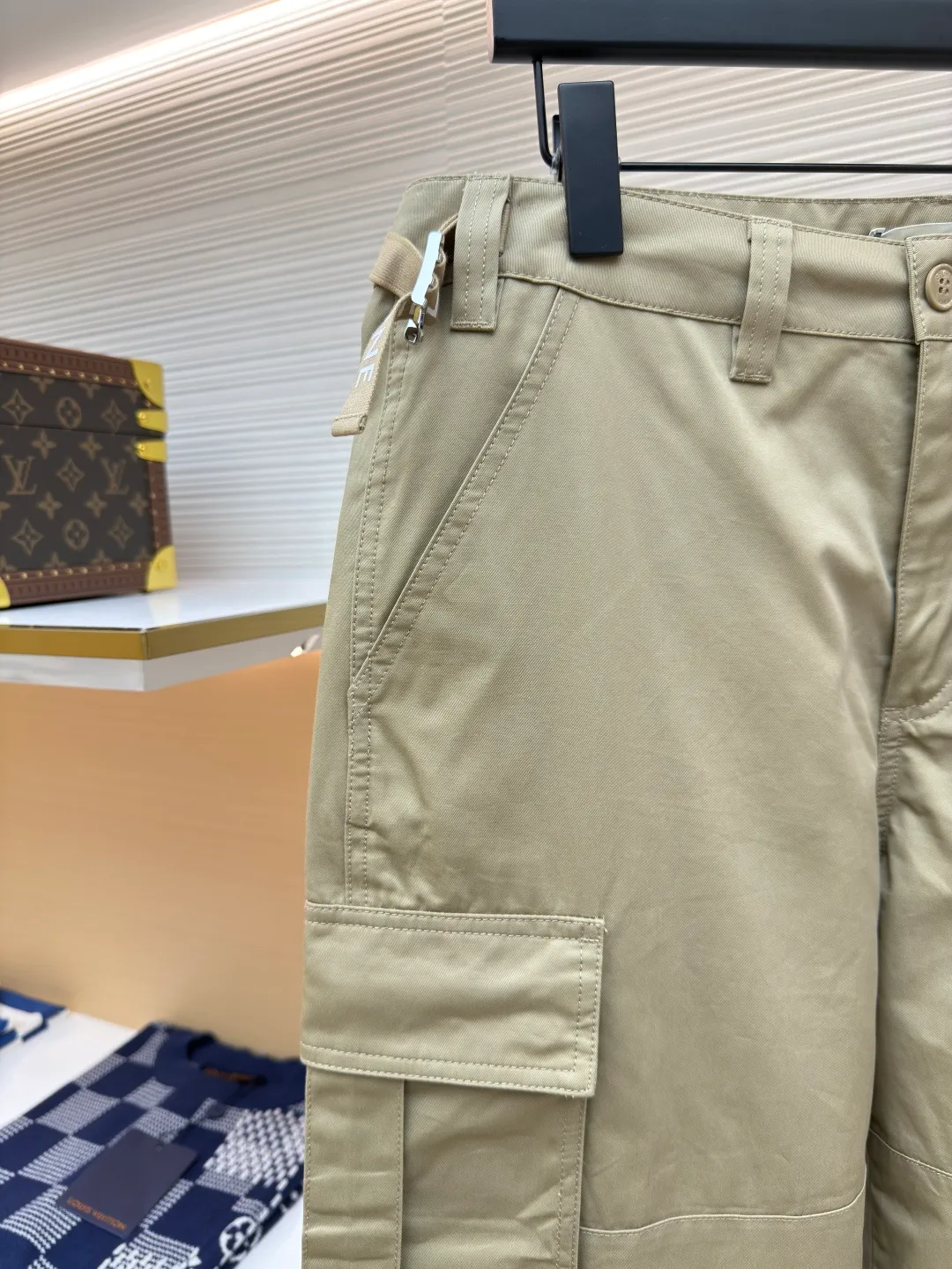 Celine ribbon letter trousers ●Authentic product: Purchased and developed for 11500 ●Item number: 1680073-B50 ●Fabrics: double-sided twill fabric ●Technology: Ribbon production ●Version: fitted version ●Weight: about 495 grams ●Size: 44-46-48-50 ●Description: Made of 40s cotton double-sided twill fabric, the surface of the gray fabric is singed and pre-shrunk and then dyed by long lathe process. The finished fabric surface is smooth and burr-free, the texture is clear and stiff, and it is matched with 60s twill imitation Tencel lining. The bag cover is embroidered with Tajima embroidery machine imported from Japan, and the three-dimensional glue Cotton thread hemming embroidery, 2cm thick cotton webbing dyed to the fabric color, scanning Y-pattern pattern to customize thick plate lettering film, highlighter pen to manually draw the positioning pattern, hot stamping machine to press double-sided lettering film at high temperature, molding to customize Japanese-shaped buckle made of platinum-plated bronze, and hand-sewn buckle made of resin. The overall wiring is straight and delicate, the fabric is comfortable and soft, and the color is consistent without color difference. It can be matched with the same style to create a fashionable look and control various occasions. Customized accessories, complete with three standards, same style for men and women!
