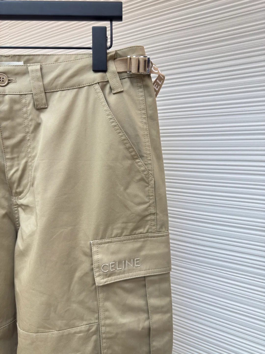 Celine ribbon letter trousers ●Authentic product: Purchased and developed for 11500 ●Item number: 1680073-B50 ●Fabrics: double-sided twill fabric ●Technology: Ribbon production ●Version: fitted version ●Weight: about 495 grams ●Size: 44-46-48-50 ●Description: Made of 40s cotton double-sided twill fabric, the surface of the gray fabric is singed and pre-shrunk and then dyed by long lathe process. The finished fabric surface is smooth and burr-free, the texture is clear and stiff, and it is matched with 60s twill imitation Tencel lining. The bag cover is embroidered with Tajima embroidery machine imported from Japan, and the three-dimensional glue Cotton thread hemming embroidery, 2cm thick cotton webbing dyed to the fabric color, scanning Y-pattern pattern to customize thick plate lettering film, highlighter pen to manually draw the positioning pattern, hot stamping machine to press double-sided lettering film at high temperature, molding to customize Japanese-shaped buckle made of platinum-plated bronze, and hand-sewn buckle made of resin. The overall wiring is straight and delicate, the fabric is comfortable and soft, and the color is consistent without color difference. It can be matched with the same style to create a fashionable look and control various occasions. Customized accessories, complete with three standards, same style for men and women!