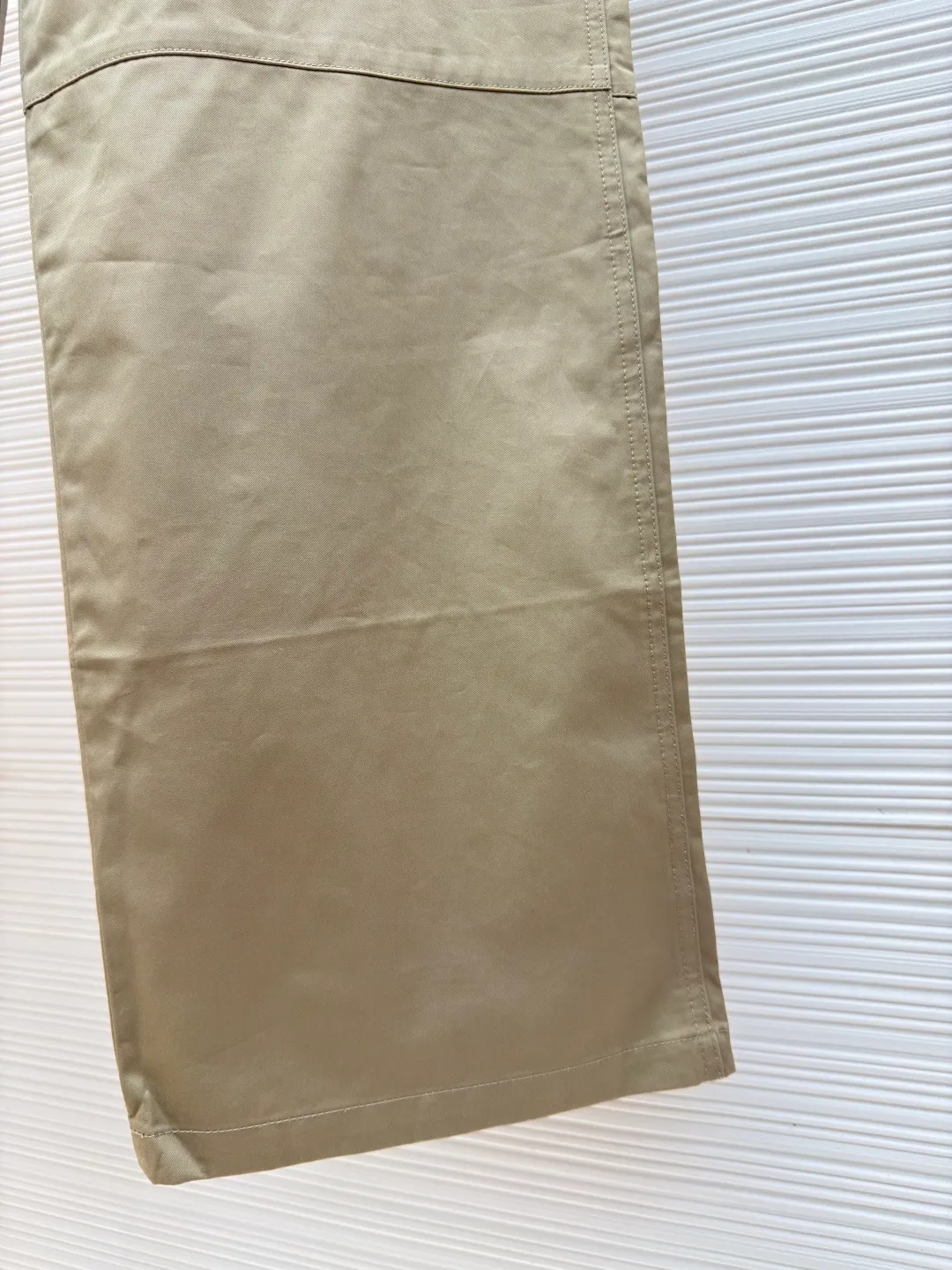 Celine ribbon letter trousers ●Authentic product: Purchased and developed for 11500 ●Item number: 1680073-B50 ●Fabrics: double-sided twill fabric ●Technology: Ribbon production ●Version: fitted version ●Weight: about 495 grams ●Size: 44-46-48-50 ●Description: Made of 40s cotton double-sided twill fabric, the surface of the gray fabric is singed and pre-shrunk and then dyed by long lathe process. The finished fabric surface is smooth and burr-free, the texture is clear and stiff, and it is matched with 60s twill imitation Tencel lining. The bag cover is embroidered with Tajima embroidery machine imported from Japan, and the three-dimensional glue Cotton thread hemming embroidery, 2cm thick cotton webbing dyed to the fabric color, scanning Y-pattern pattern to customize thick plate lettering film, highlighter pen to manually draw the positioning pattern, hot stamping machine to press double-sided lettering film at high temperature, molding to customize Japanese-shaped buckle made of platinum-plated bronze, and hand-sewn buckle made of resin. The overall wiring is straight and delicate, the fabric is comfortable and soft, and the color is consistent without color difference. It can be matched with the same style to create a fashionable look and control various occasions. Customized accessories, complete with three standards, same style for men and women!
