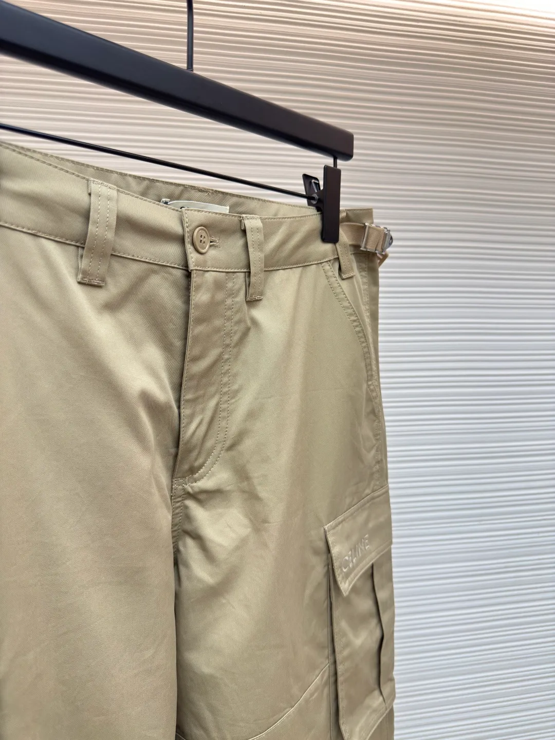 Celine ribbon letter trousers ●Authentic product: Purchased and developed for 11500 ●Item number: 1680073-B50 ●Fabrics: double-sided twill fabric ●Technology: Ribbon production ●Version: fitted version ●Weight: about 495 grams ●Size: 44-46-48-50 ●Description: Made of 40s cotton double-sided twill fabric, the surface of the gray fabric is singed and pre-shrunk and then dyed by long lathe process. The finished fabric surface is smooth and burr-free, the texture is clear and stiff, and it is matched with 60s twill imitation Tencel lining. The bag cover is embroidered with Tajima embroidery machine imported from Japan, and the three-dimensional glue Cotton thread hemming embroidery, 2cm thick cotton webbing dyed to the fabric color, scanning Y-pattern pattern to customize thick plate lettering film, highlighter pen to manually draw the positioning pattern, hot stamping machine to press double-sided lettering film at high temperature, molding to customize Japanese-shaped buckle made of platinum-plated bronze, and hand-sewn buckle made of resin. The overall wiring is straight and delicate, the fabric is comfortable and soft, and the color is consistent without color difference. It can be matched with the same style to create a fashionable look and control various occasions. Customized accessories, complete with three standards, same style for men and women!