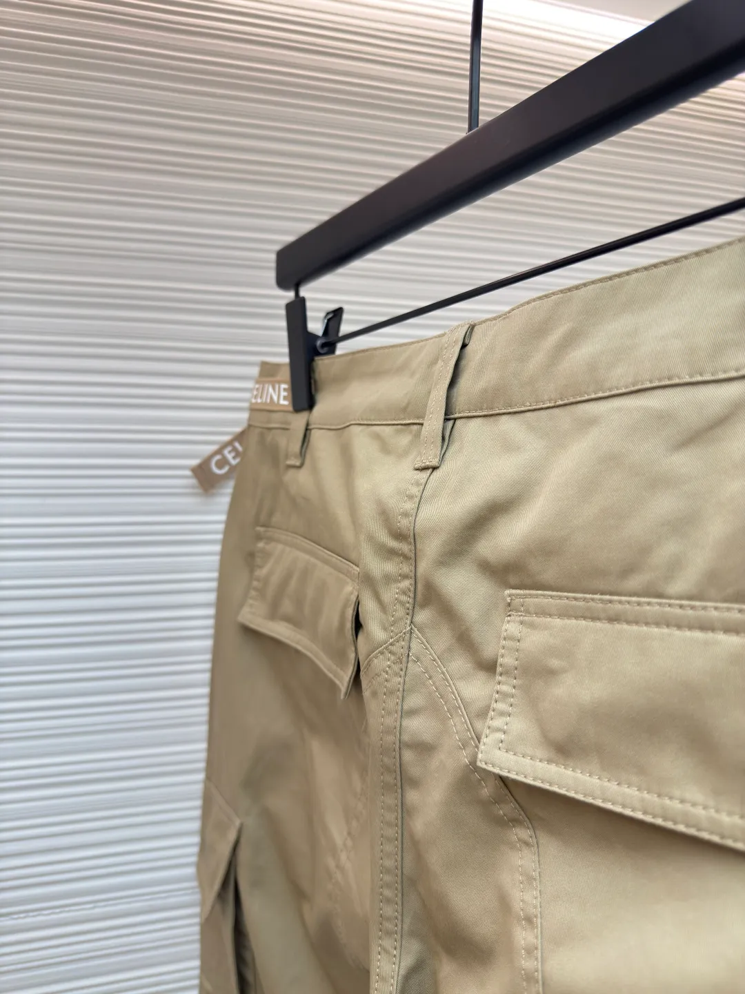 Celine ribbon letter trousers ●Authentic product: Purchased and developed for 11500 ●Item number: 1680073-B50 ●Fabrics: double-sided twill fabric ●Technology: Ribbon production ●Version: fitted version ●Weight: about 495 grams ●Size: 44-46-48-50 ●Description: Made of 40s cotton double-sided twill fabric, the surface of the gray fabric is singed and pre-shrunk and then dyed by long lathe process. The finished fabric surface is smooth and burr-free, the texture is clear and stiff, and it is matched with 60s twill imitation Tencel lining. The bag cover is embroidered with Tajima embroidery machine imported from Japan, and the three-dimensional glue Cotton thread hemming embroidery, 2cm thick cotton webbing dyed to the fabric color, scanning Y-pattern pattern to customize thick plate lettering film, highlighter pen to manually draw the positioning pattern, hot stamping machine to press double-sided lettering film at high temperature, molding to customize Japanese-shaped buckle made of platinum-plated bronze, and hand-sewn buckle made of resin. The overall wiring is straight and delicate, the fabric is comfortable and soft, and the color is consistent without color difference. It can be matched with the same style to create a fashionable look and control various occasions. Customized accessories, complete with three standards, same style for men and women!