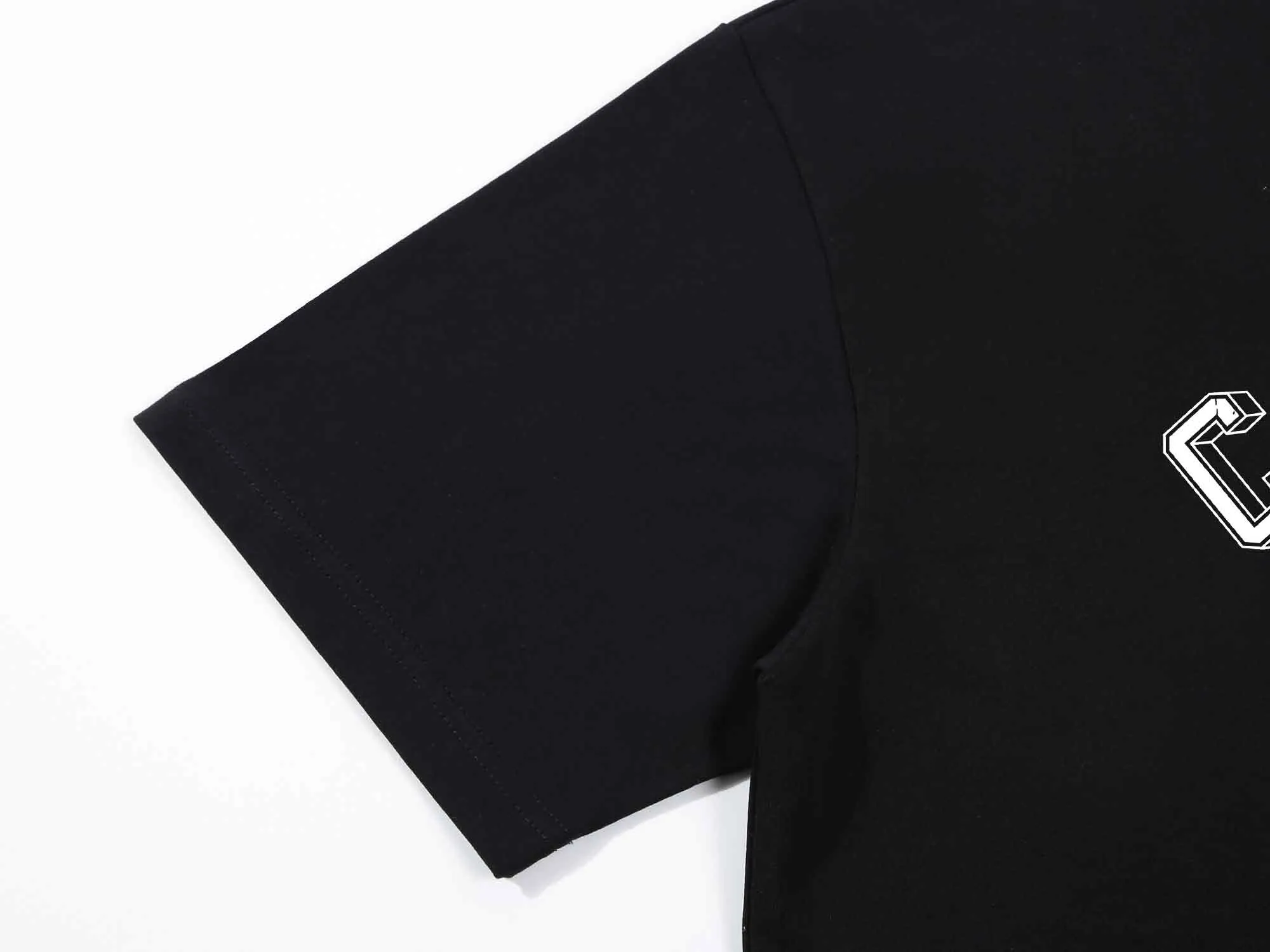 🅿️160 Celin* Celine printed letters‼ ️Short-sleeved T-shirt® *Customized 280g cotton fabric, the fabric is soft, skin-friendly and comfortable *Laminated letter logo on the front *A very simple and elegant one that is unparalleled in terms of upper body comfort, interpreting your luxury and taste, and creating your fashionable charm. ⚠️Washing method: It is recommended to dry clean or wrap the reverse side in a laundry bag and machine wash it quickly in cold water and let it dry naturally! ⚠️ Unisex style 𝐂𝐎𝐋𝐎𝐔𝐑: White Black 𝐒𝐈𝐙𝐄: S-XL
