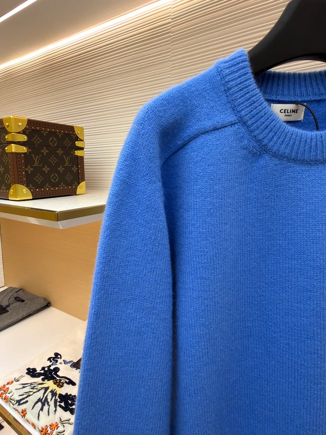 Celine Arc de Triomphe embroidered logo sweater ●Original version: 9900 purchase and development ●Item number: 1681300-A45 ●Fabric: wool blended fabric ●Technology: 3D embroidery production ●Color: Klein blue ●Version: fitted version ●Weight: about 685 grams ●Size: S-M-L-XL ●Description: Made of 35% wool, 15% cashmere, 50% cotton yarn. This fabric is soft and has a three-dimensional shape that won't change shape after being worn for a long time. The embroidery uses 3D three-dimensional embroidery, and the chest is embellished with the Arc de Triomphe embroidered logo. This style is machine-knitted with 7 needles, and the high-density thick stitching ensures warmth. Later process: washing and color fixation - fixed version - wool impurities. The overall wiring is straight and delicate, the fabric is comfortable and soft, and the color is consistent without color difference. It can be matched with the same style to create a fashionable look and control various occasions. Customized accessories, complete with three standards, same style for men and women!