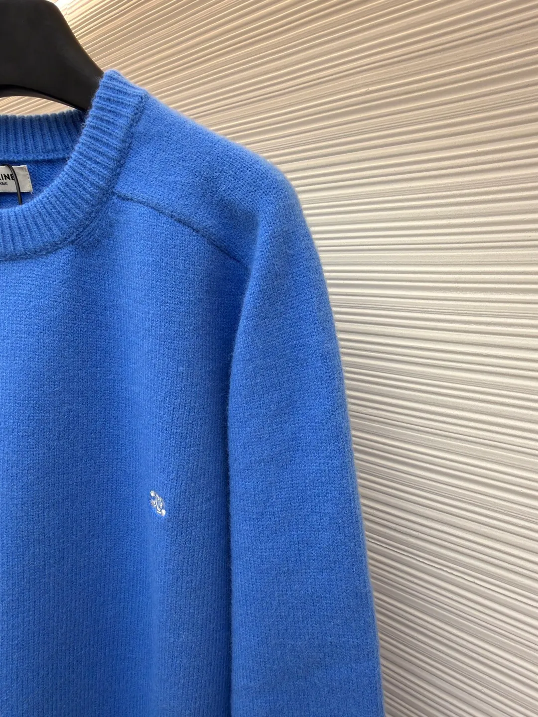 Celine Arc de Triomphe embroidered logo sweater ●Original version: 9900 purchase and development ●Item number: 1681300-A45 ●Fabric: wool blended fabric ●Technology: 3D embroidery production ●Color: Klein blue ●Version: fitted version ●Weight: about 685 grams ●Size: S-M-L-XL ●Description: Made of 35% wool, 15% cashmere, 50% cotton yarn. This fabric is soft and has a three-dimensional shape that won't change shape after being worn for a long time. The embroidery uses 3D three-dimensional embroidery, and the chest is embellished with the Arc de Triomphe embroidered logo. This style is machine-knitted with 7 needles, and the high-density thick stitching ensures warmth. Later process: washing and color fixation - fixed version - wool impurities. The overall wiring is straight and delicate, the fabric is comfortable and soft, and the color is consistent without color difference. It can be matched with the same style to create a fashionable look and control various occasions. Customized accessories, complete with three standards, same style for men and women!