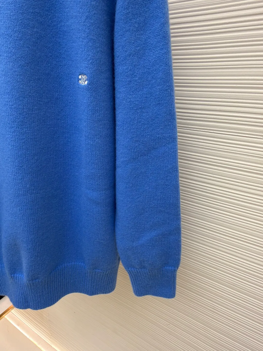 Celine Arc de Triomphe embroidered logo sweater ●Original version: 9900 purchase and development ●Item number: 1681300-A45 ●Fabric: wool blended fabric ●Technology: 3D embroidery production ●Color: Klein blue ●Version: fitted version ●Weight: about 685 grams ●Size: S-M-L-XL ●Description: Made of 35% wool, 15% cashmere, 50% cotton yarn. This fabric is soft and has a three-dimensional shape that won't change shape after being worn for a long time. The embroidery uses 3D three-dimensional embroidery, and the chest is embellished with the Arc de Triomphe embroidered logo. This style is machine-knitted with 7 needles, and the high-density thick stitching ensures warmth. Later process: washing and color fixation - fixed version - wool impurities. The overall wiring is straight and delicate, the fabric is comfortable and soft, and the color is consistent without color difference. It can be matched with the same style to create a fashionable look and control various occasions. Customized accessories, complete with three standards, same style for men and women!