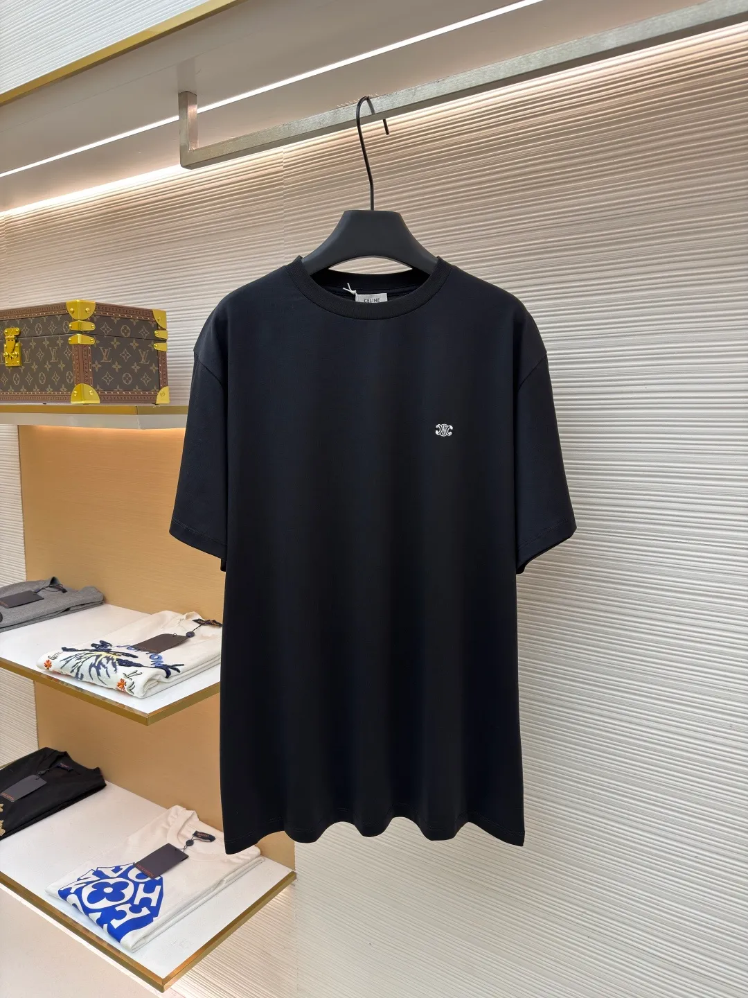 Celine Arc de Triomphe short sleeves ●Original version: Purchased and developed for 5100 ●Item number: 1682418-X90 ●Fabric: 40-count double-ply fabric ●Technology: embroidery production ●Color: black ●Version: Fitted version ●Weight: about 215 grams ●Size: S-M-L-XL ●Description: Made of 40-count double-ply fabric, soft to the touch, comfortable and skin-friendly, the iconic Celine Arc de Triomphe logo embellishes the front Simple to the extreme is fashionable. The simplest classic black T-shirt is the most touching. Adopt imported machine embroidery technology, use advanced computer control systems and precision mechanical components to achieve Arc de Triomphe embroidery operations with high precision. The lines are smooth and delicate, and the fabrics have been washed. It has a better hand feel and texture, is not easy to deform, is not easy to shrink, is not easy to fade, and maintains long-term beauty. The overall wiring is straight and delicate, the fabric is comfortable and soft, and the color is consistent without color difference. It can be matched with the same style to create a fashionable look and control various occasions. Customized accessories, complete with three standards, same style for men and women!