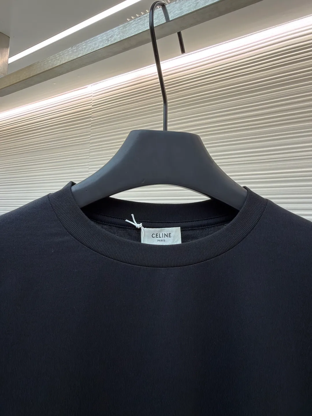 Celine Arc de Triomphe short sleeves ●Original version: Purchased and developed for 5100 ●Item number: 1682418-X90 ●Fabric: 40-count double-ply fabric ●Technology: embroidery production ●Color: black ●Version: Fitted version ●Weight: about 215 grams ●Size: S-M-L-XL ●Description: Made of 40-count double-ply fabric, soft to the touch, comfortable and skin-friendly, the iconic Celine Arc de Triomphe logo embellishes the front Simple to the extreme is fashionable. The simplest classic black T-shirt is the most touching. Adopt imported machine embroidery technology, use advanced computer control systems and precision mechanical components to achieve Arc de Triomphe embroidery operations with high precision. The lines are smooth and delicate, and the fabrics have been washed. It has a better hand feel and texture, is not easy to deform, is not easy to shrink, is not easy to fade, and maintains long-term beauty. The overall wiring is straight and delicate, the fabric is comfortable and soft, and the color is consistent without color difference. It can be matched with the same style to create a fashionable look and control various occasions. Customized accessories, complete with three standards, same style for men and women!