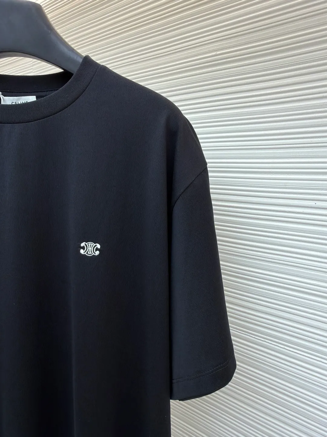 Celine Arc de Triomphe short sleeves ●Original version: Purchased and developed for 5100 ●Item number: 1682418-X90 ●Fabric: 40-count double-ply fabric ●Technology: embroidery production ●Color: black ●Version: Fitted version ●Weight: about 215 grams ●Size: S-M-L-XL ●Description: Made of 40-count double-ply fabric, soft to the touch, comfortable and skin-friendly, the iconic Celine Arc de Triomphe logo embellishes the front Simple to the extreme is fashionable. The simplest classic black T-shirt is the most touching. Adopt imported machine embroidery technology, use advanced computer control systems and precision mechanical components to achieve Arc de Triomphe embroidery operations with high precision. The lines are smooth and delicate, and the fabrics have been washed. It has a better hand feel and texture, is not easy to deform, is not easy to shrink, is not easy to fade, and maintains long-term beauty. The overall wiring is straight and delicate, the fabric is comfortable and soft, and the color is consistent without color difference. It can be matched with the same style to create a fashionable look and control various occasions. Customized accessories, complete with three standards, same style for men and women!
