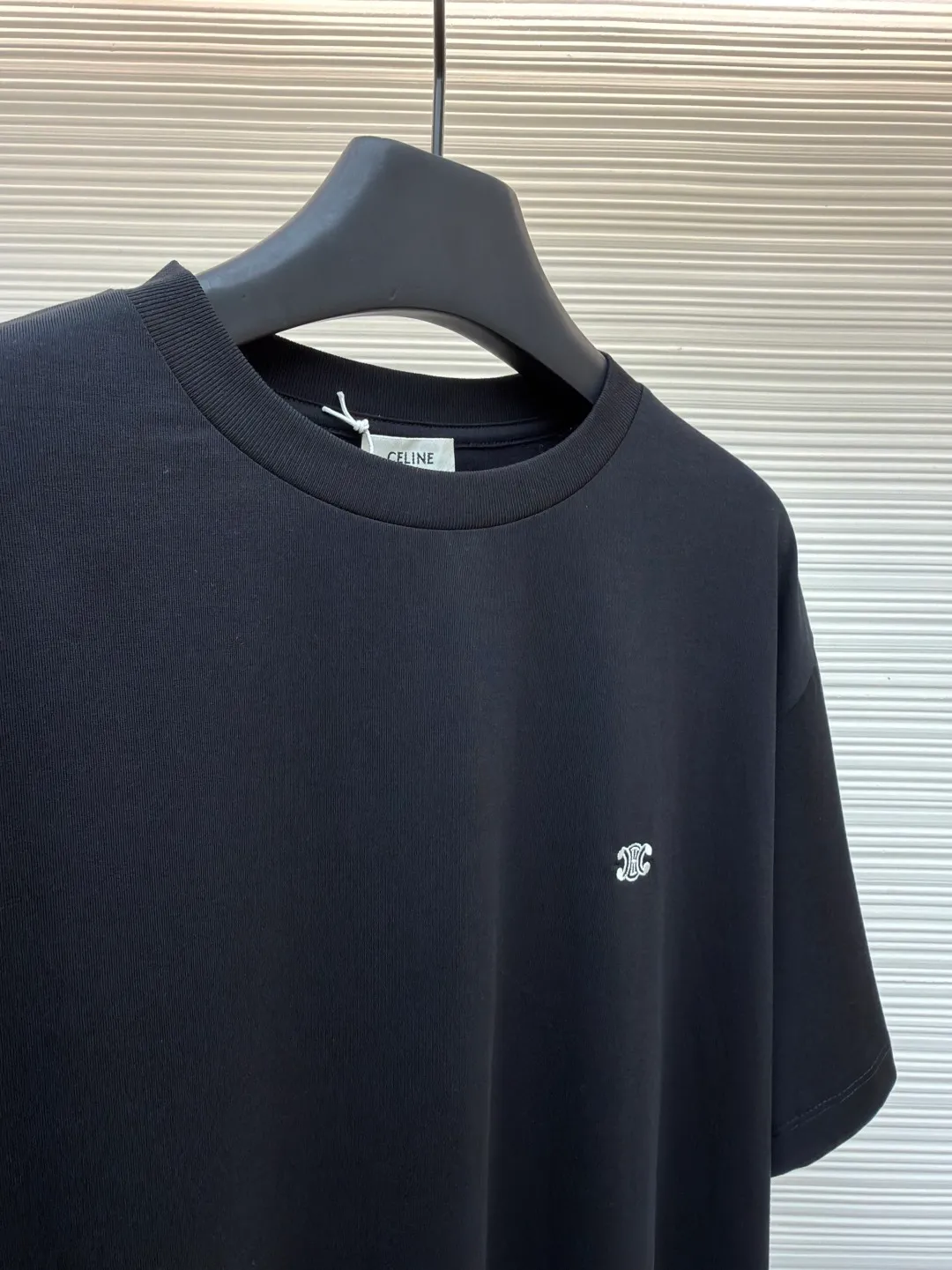 Celine Arc de Triomphe short sleeves ●Original version: Purchased and developed for 5100 ●Item number: 1682418-X90 ●Fabric: 40-count double-ply fabric ●Technology: embroidery production ●Color: black ●Version: Fitted version ●Weight: about 215 grams ●Size: S-M-L-XL ●Description: Made of 40-count double-ply fabric, soft to the touch, comfortable and skin-friendly, the iconic Celine Arc de Triomphe logo embellishes the front Simple to the extreme is fashionable. The simplest classic black T-shirt is the most touching. Adopt imported machine embroidery technology, use advanced computer control systems and precision mechanical components to achieve Arc de Triomphe embroidery operations with high precision. The lines are smooth and delicate, and the fabrics have been washed. It has a better hand feel and texture, is not easy to deform, is not easy to shrink, is not easy to fade, and maintains long-term beauty. The overall wiring is straight and delicate, the fabric is comfortable and soft, and the color is consistent without color difference. It can be matched with the same style to create a fashionable look and control various occasions. Customized accessories, complete with three standards, same style for men and women!