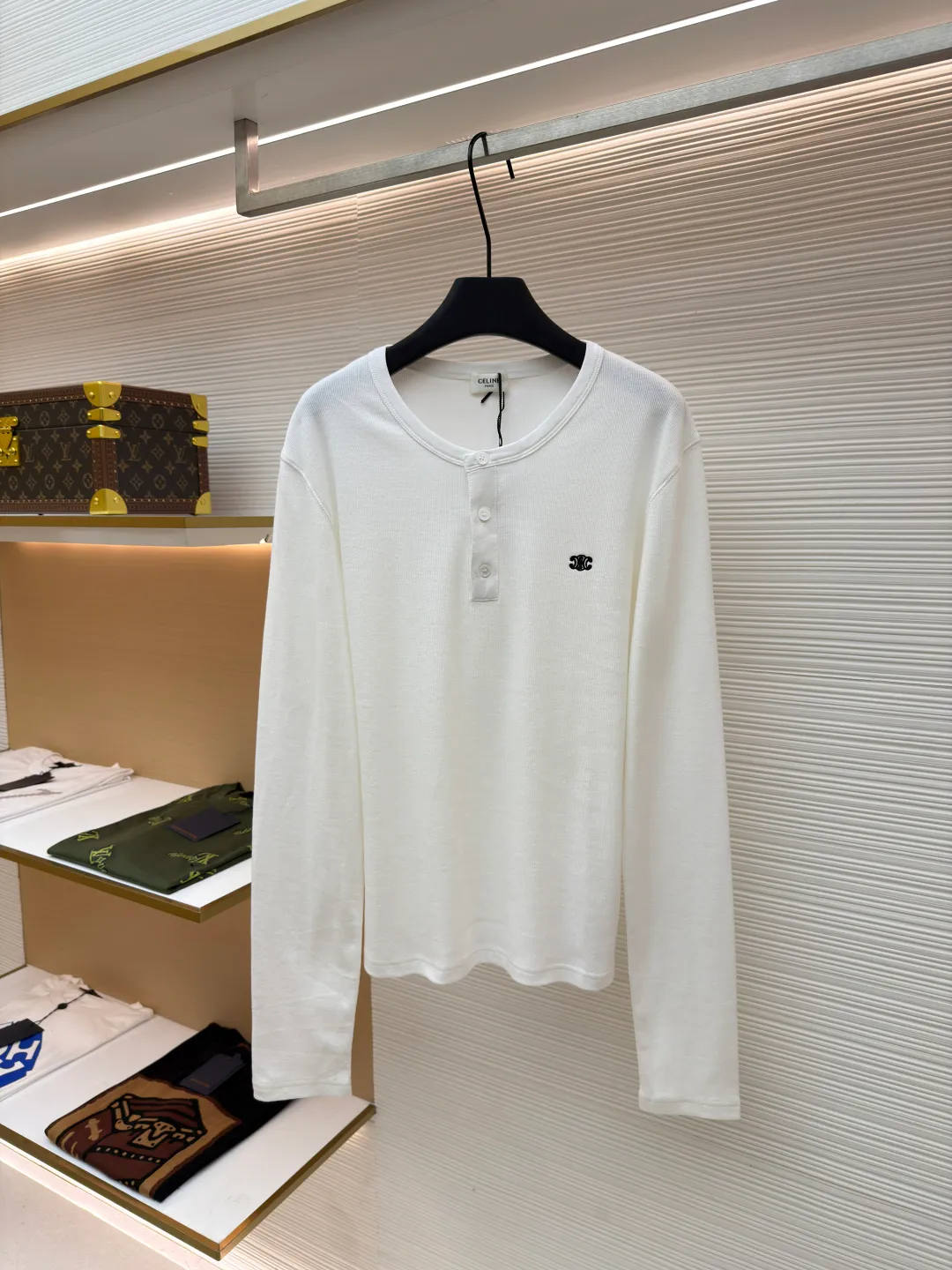 Celine Arc de Triomphe embroidered long sleeves ●Original version: Purchased and developed for 5900 ●Item number: 1680913-A10 ●Fabric: cotton knitted silk fabric ●Technology: embroidery production ●Version: fitted version ●Weight: about 250 grams ●Size: S-M-L-XL ●Description: Customized elastic and tough cotton knitted silk, soft and smooth, comfortable and skin-friendly, with pure and simple white as the main tone The iconic Celine Arc de Triomphe embroidery is embellished on the chest, which is lifelike and highly recognizable. The classic Henry collar shape and three buttons arranged neatly add a touch of retro charm to the simple body, highlighting the elegant style, minimalist elegance and natural craftsmanship. Adopt imported machine embroidery technology, use advanced computer control systems and precision mechanical components to achieve Arc de Triomphe embroidery operations with high precision. The lines are smooth and delicate, and the fabrics have been washed. It has a better hand feel and texture, is not easy to deform, is not easy to shrink, is not easy to fade, and maintains long-term beauty. The overall wiring is straight and delicate, the fabric is comfortable and soft, and the color is consistent without color difference. It can be matched with the same style to create a fashionable look and control various occasions. Customized accessories, complete with three standards, same style for men and women!