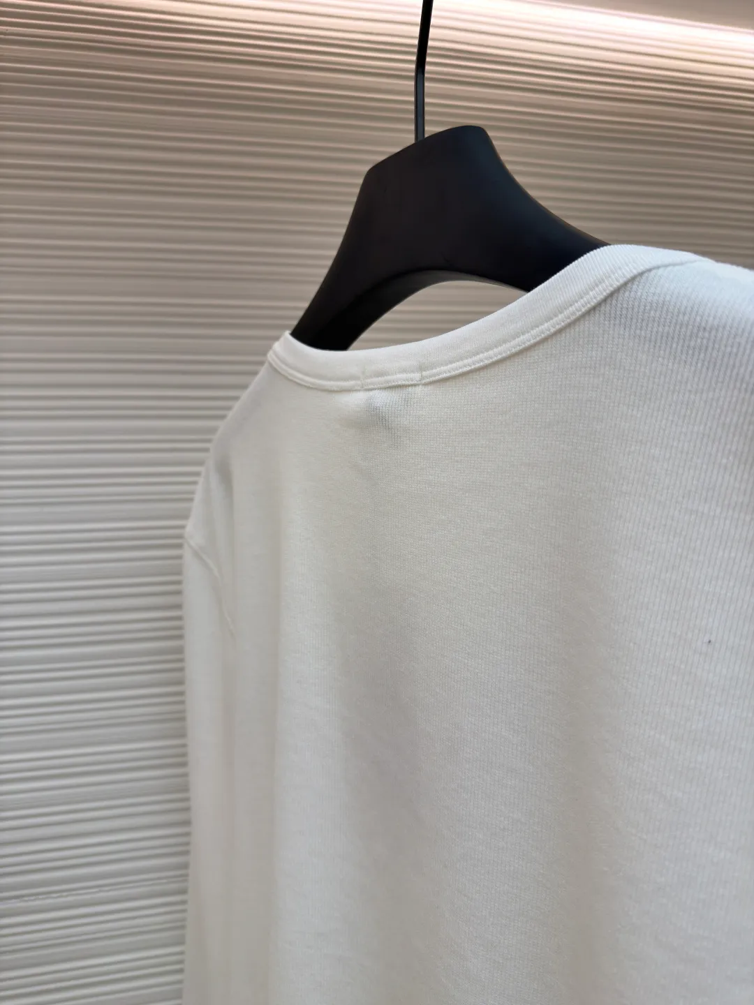 Celine Arc de Triomphe embroidered long sleeves ●Original version: Purchased and developed for 5900 ●Item number: 1680913-A10 ●Fabric: cotton knitted silk fabric ●Technology: embroidery production ●Version: fitted version ●Weight: about 250 grams ●Size: S-M-L-XL ●Description: Customized elastic and tough cotton knitted silk, soft and smooth, comfortable and skin-friendly, with pure and simple white as the main tone The iconic Celine Arc de Triomphe embroidery is embellished on the chest, which is lifelike and highly recognizable. The classic Henry collar shape and three buttons arranged neatly add a touch of retro charm to the simple body, highlighting the elegant style, minimalist elegance and natural craftsmanship. Adopt imported machine embroidery technology, use advanced computer control systems and precision mechanical components to achieve Arc de Triomphe embroidery operations with high precision. The lines are smooth and delicate, and the fabrics have been washed. It has a better hand feel and texture, is not easy to deform, is not easy to shrink, is not easy to fade, and maintains long-term beauty. The overall wiring is straight and delicate, the fabric is comfortable and soft, and the color is consistent without color difference. It can be matched with the same style to create a fashionable look and control various occasions. Customized accessories, complete with three standards, same style for men and women!