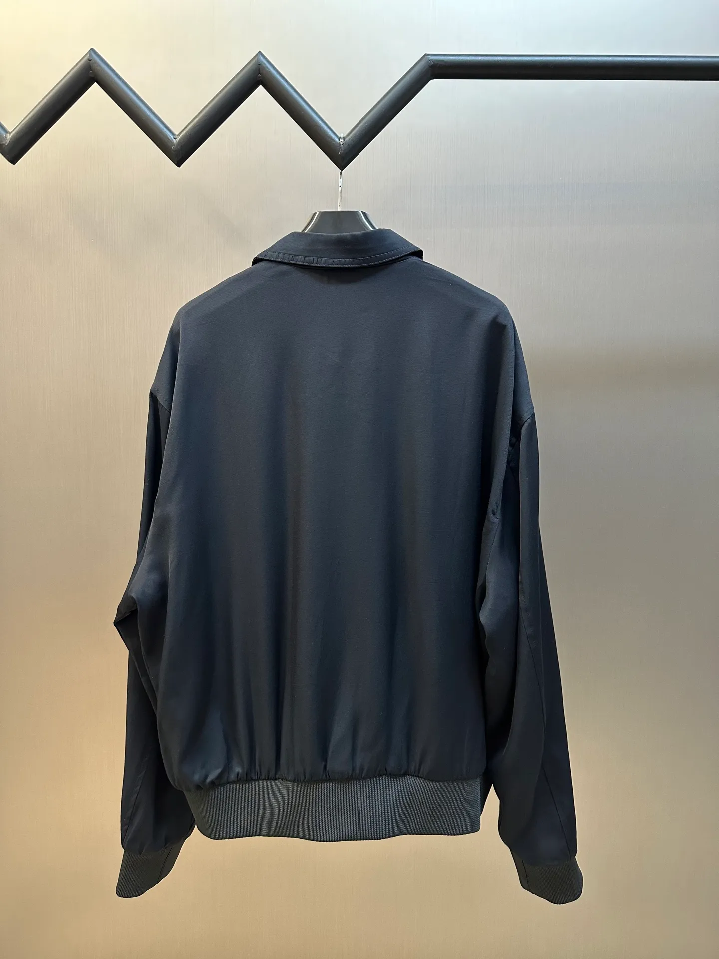 🅿️640 Celine rayon zipper jacket The fabric is made of the highest-end fabrics except mulberry silk. The process requirements for custom-woven and dyed fabrics are strict and require high technology! Lined with 100% viscose to ensure breathability, classic workwear fit, white TRIOMPHE embroidery on the chest, two diagonal suit pockets, and wool blend threads on the cuffs and hem.  size:42.44.46.48
