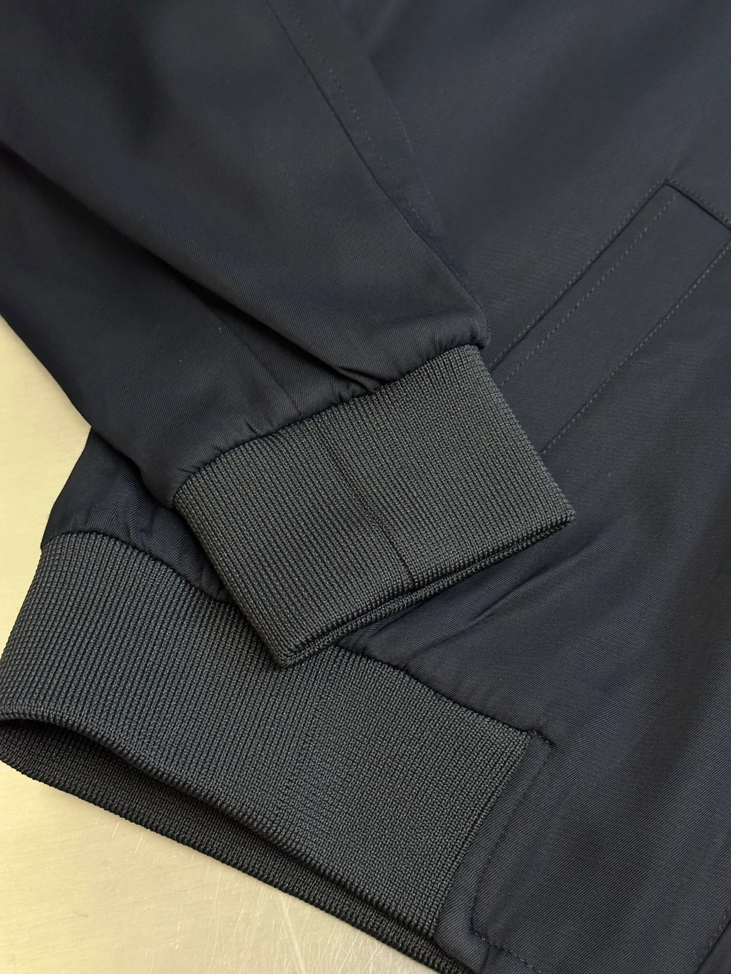 🅿️640 Celine rayon zipper jacket The fabric is made of the highest-end fabrics except mulberry silk. The process requirements for custom-woven and dyed fabrics are strict and require high technology! Lined with 100% viscose to ensure breathability, classic workwear fit, white TRIOMPHE embroidery on the chest, two diagonal suit pockets, and wool blend threads on the cuffs and hem.  size:42.44.46.48