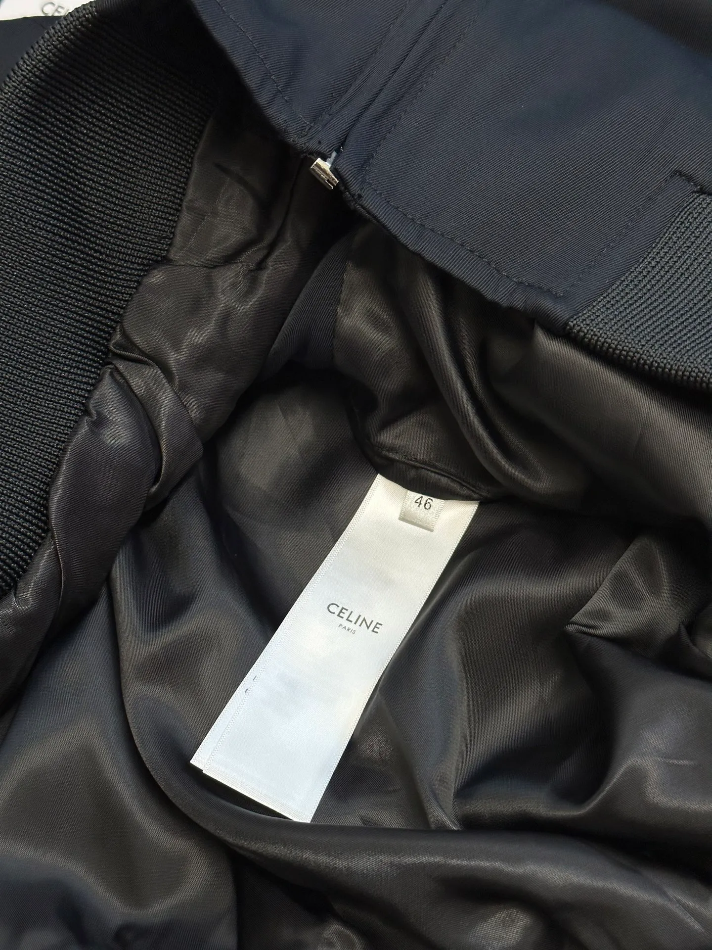 🅿️640 Celine rayon zipper jacket The fabric is made of the highest-end fabrics except mulberry silk. The process requirements for custom-woven and dyed fabrics are strict and require high technology! Lined with 100% viscose to ensure breathability, classic workwear fit, white TRIOMPHE embroidery on the chest, two diagonal suit pockets, and wool blend threads on the cuffs and hem.  size:42.44.46.48
