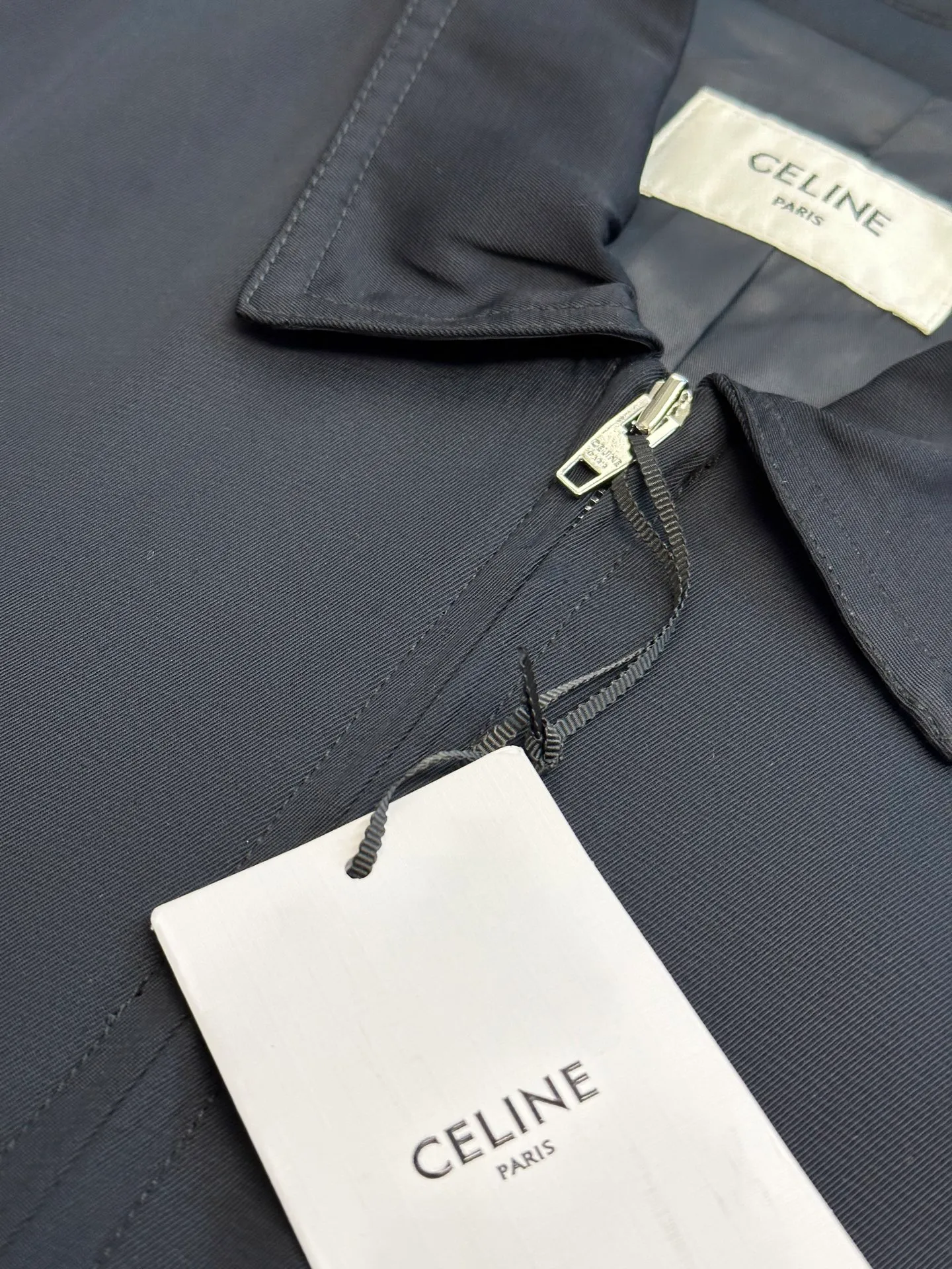 🅿️640 Celine rayon zipper jacket The fabric is made of the highest-end fabrics except mulberry silk. The process requirements for custom-woven and dyed fabrics are strict and require high technology! Lined with 100% viscose to ensure breathability, classic workwear fit, white TRIOMPHE embroidery on the chest, two diagonal suit pockets, and wool blend threads on the cuffs and hem.  size:42.44.46.48