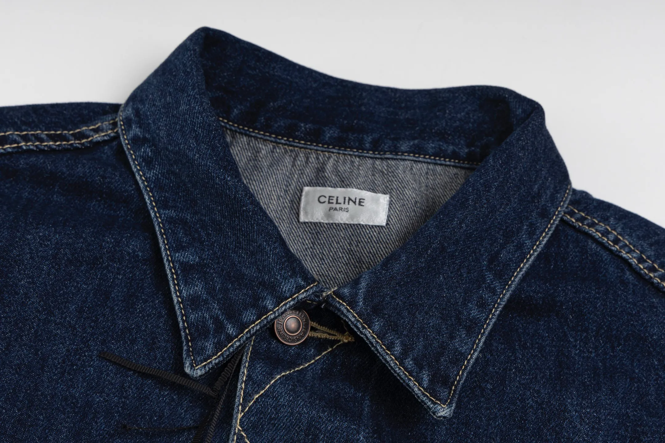 🅿️600 [Exclusive supply] Celine patch embroidered denim denim jacket Pure cotton denim fabric is a unique blended fabric made of pure cotton and denim. It not only maintains the softness and breathability of pure cotton, but also enhances the toughness and wear resistance of the fabric. This kind of fabric has a thick texture, is comfortable to wear, has good breathability, and also has a certain degree of elasticity and wrinkle resistance. Sand washing is a kind of post-processing process for jeans, which makes the clothes have a certain fading effect and a sense of staleness after washing. During the sand washing process, the clothes will be rubbed with pumice stones or sand particles in a special sand washing machine to produce a uniform layer of plush on the surface of the fabric, giving the denim cloth a special texture and feel. Laser cutting patch embroidery technology is a form of technology that uses laser cutting equipment to accurately cut patch fabrics, and then sews them onto clothing or other fabrics through an embroidery machine. The laser-cut cuts are smooth and eliminate the need for hemming, which improves the overall quality of the patch embroidery. The classic shirt collar style, combined with simple lines and neat tailoring, shows a clean and neat style. At the same time, details such as the cuffs, collar and hem of the shirt have also been carefully designed, adding to the overall sense of fashion and sophistication. Size:XS-S-M-L