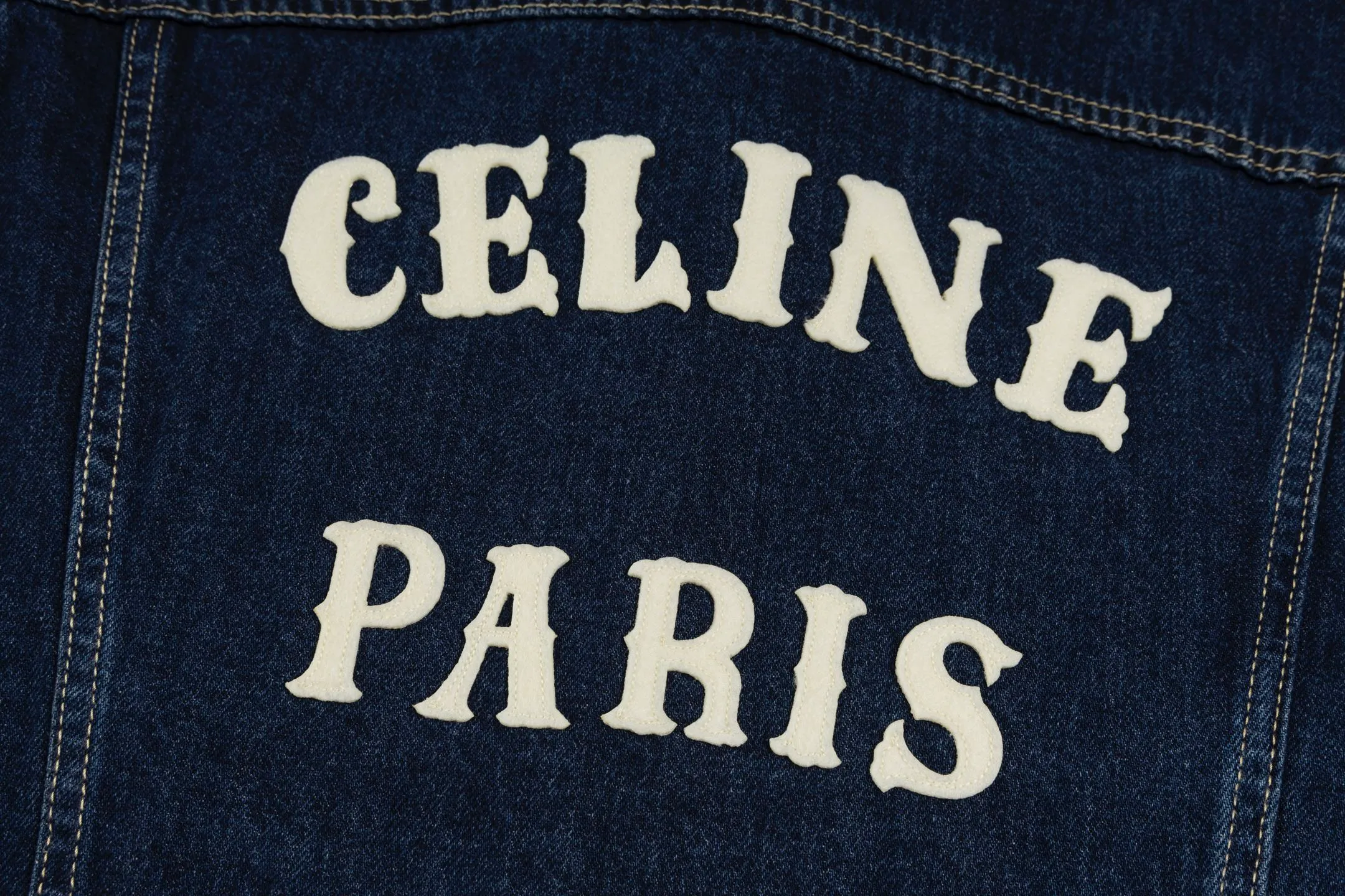 🅿️600 [Exclusive supply] Celine patch embroidered denim denim jacket Pure cotton denim fabric is a unique blended fabric made of pure cotton and denim. It not only maintains the softness and breathability of pure cotton, but also enhances the toughness and wear resistance of the fabric. This kind of fabric has a thick texture, is comfortable to wear, has good breathability, and also has a certain degree of elasticity and wrinkle resistance. Sand washing is a kind of post-processing process for jeans, which makes the clothes have a certain fading effect and a sense of staleness after washing. During the sand washing process, the clothes will be rubbed with pumice stones or sand particles in a special sand washing machine to produce a uniform layer of plush on the surface of the fabric, giving the denim cloth a special texture and feel. Laser cutting patch embroidery technology is a form of technology that uses laser cutting equipment to accurately cut patch fabrics, and then sews them onto clothing or other fabrics through an embroidery machine. The laser-cut cuts are smooth and eliminate the need for hemming, which improves the overall quality of the patch embroidery. The classic shirt collar style, combined with simple lines and neat tailoring, shows a clean and neat style. At the same time, details such as the cuffs, collar and hem of the shirt have also been carefully designed, adding to the overall sense of fashion and sophistication. Size:XS-S-M-L