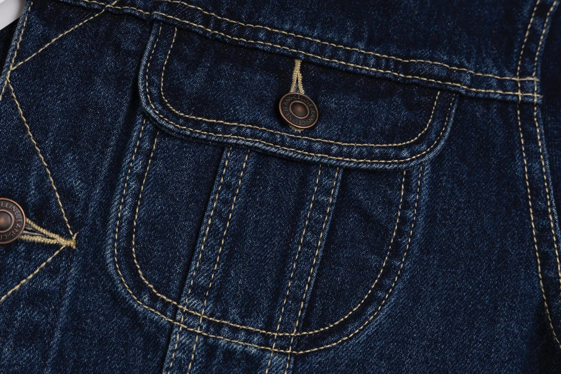 🅿️600 [Exclusive supply] Celine patch embroidered denim denim jacket Pure cotton denim fabric is a unique blended fabric made of pure cotton and denim. It not only maintains the softness and breathability of pure cotton, but also enhances the toughness and wear resistance of the fabric. This kind of fabric has a thick texture, is comfortable to wear, has good breathability, and also has a certain degree of elasticity and wrinkle resistance. Sand washing is a kind of post-processing process for jeans, which makes the clothes have a certain fading effect and a sense of staleness after washing. During the sand washing process, the clothes will be rubbed with pumice stones or sand particles in a special sand washing machine to produce a uniform layer of plush on the surface of the fabric, giving the denim cloth a special texture and feel. Laser cutting patch embroidery technology is a form of technology that uses laser cutting equipment to accurately cut patch fabrics, and then sews them onto clothing or other fabrics through an embroidery machine. The laser-cut cuts are smooth and eliminate the need for hemming, which improves the overall quality of the patch embroidery. The classic shirt collar style, combined with simple lines and neat tailoring, shows a clean and neat style. At the same time, details such as the cuffs, collar and hem of the shirt have also been carefully designed, adding to the overall sense of fashion and sophistication. Size:XS-S-M-L