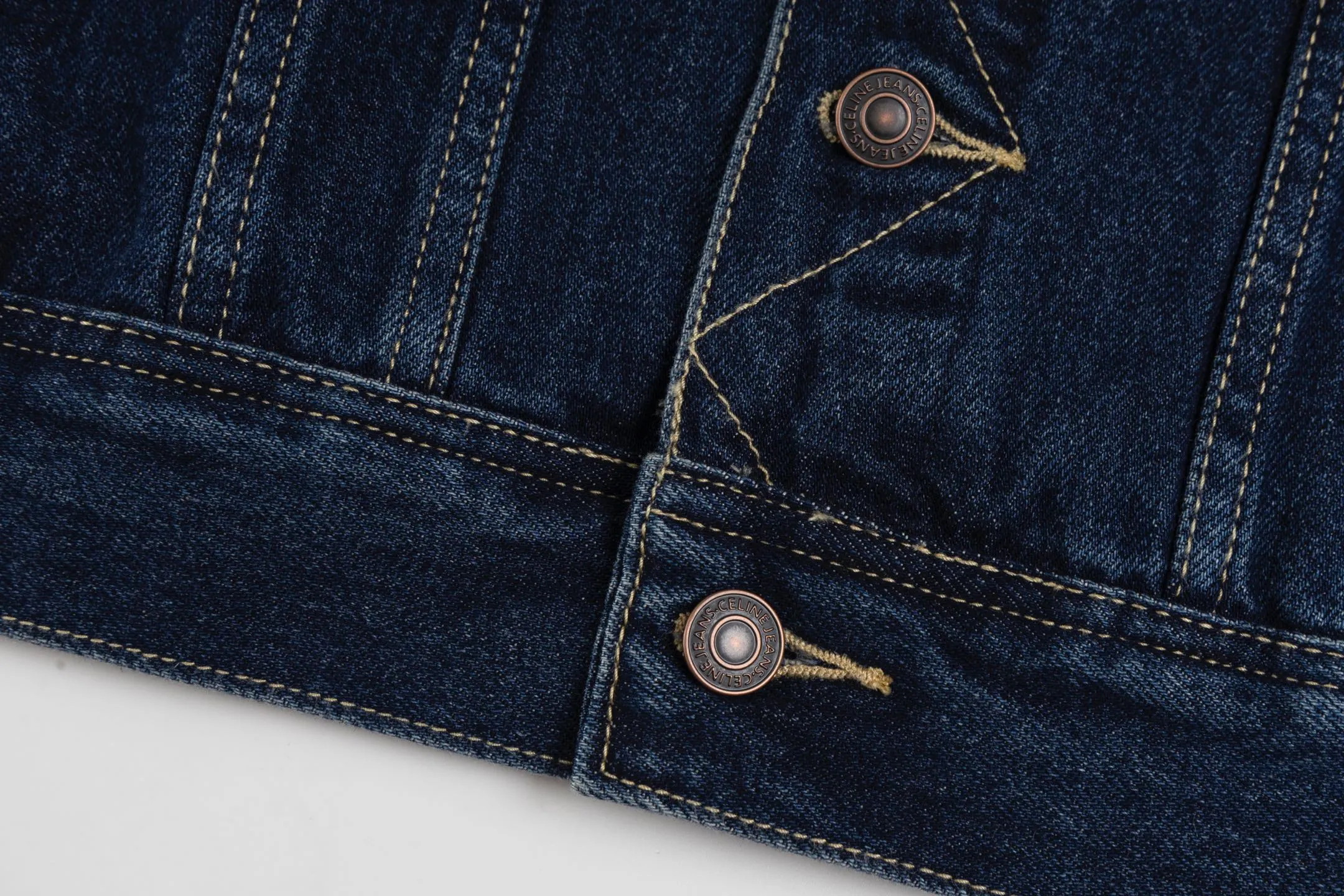 🅿️600 [Exclusive supply] Celine patch embroidered denim denim jacket Pure cotton denim fabric is a unique blended fabric made of pure cotton and denim. It not only maintains the softness and breathability of pure cotton, but also enhances the toughness and wear resistance of the fabric. This kind of fabric has a thick texture, is comfortable to wear, has good breathability, and also has a certain degree of elasticity and wrinkle resistance. Sand washing is a kind of post-processing process for jeans, which makes the clothes have a certain fading effect and a sense of staleness after washing. During the sand washing process, the clothes will be rubbed with pumice stones or sand particles in a special sand washing machine to produce a uniform layer of plush on the surface of the fabric, giving the denim cloth a special texture and feel. Laser cutting patch embroidery technology is a form of technology that uses laser cutting equipment to accurately cut patch fabrics, and then sews them onto clothing or other fabrics through an embroidery machine. The laser-cut cuts are smooth and eliminate the need for hemming, which improves the overall quality of the patch embroidery. The classic shirt collar style, combined with simple lines and neat tailoring, shows a clean and neat style. At the same time, details such as the cuffs, collar and hem of the shirt have also been carefully designed, adding to the overall sense of fashion and sophistication. Size:XS-S-M-L
