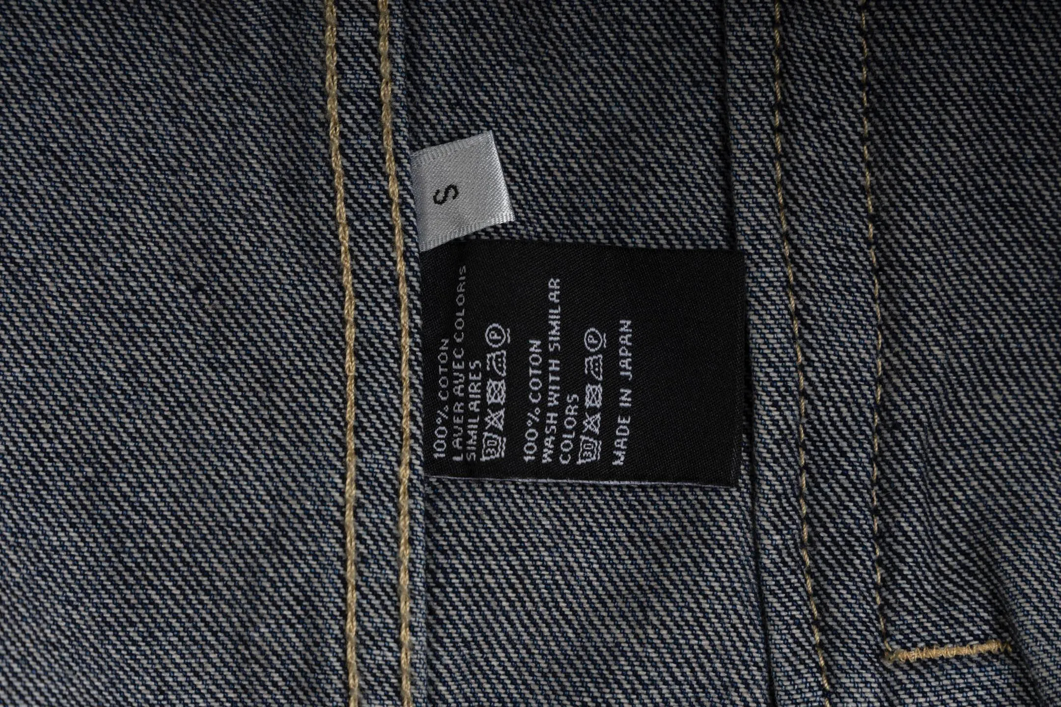 🅿️600 [Exclusive supply] Celine patch embroidered denim denim jacket Pure cotton denim fabric is a unique blended fabric made of pure cotton and denim. It not only maintains the softness and breathability of pure cotton, but also enhances the toughness and wear resistance of the fabric. This kind of fabric has a thick texture, is comfortable to wear, has good breathability, and also has a certain degree of elasticity and wrinkle resistance. Sand washing is a kind of post-processing process for jeans, which makes the clothes have a certain fading effect and a sense of staleness after washing. During the sand washing process, the clothes will be rubbed with pumice stones or sand particles in a special sand washing machine to produce a uniform layer of plush on the surface of the fabric, giving the denim cloth a special texture and feel. Laser cutting patch embroidery technology is a form of technology that uses laser cutting equipment to accurately cut patch fabrics, and then sews them onto clothing or other fabrics through an embroidery machine. The laser-cut cuts are smooth and eliminate the need for hemming, which improves the overall quality of the patch embroidery. The classic shirt collar style, combined with simple lines and neat tailoring, shows a clean and neat style. At the same time, details such as the cuffs, collar and hem of the shirt have also been carefully designed, adding to the overall sense of fashion and sophistication. Size:XS-S-M-L
