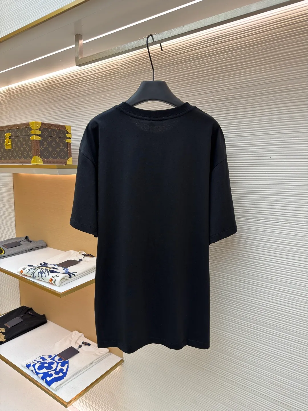 Celine letter print short sleeves ●Original version: Purchased and developed for 4750 ●Item No.: 1682464-X85 ●Fabric: Liquid Nitrogen Yayun plain weave fabric ●Technology: Glue printing production ●Color: Black ●Version: Fitted version ●Weight: about 230 grams ●Size: S-M-L-XL ●Description: Customized Liquid Nitrogen Yayun plain weave fabric, soft to the touch, comfortable and close to the skin, using ivory white to interpret the philosophy of restraint of high-end white It gives the white a sense of warmth and breathing. The iconic CELINE print is embellished on the chest. It is highly recognizable and shows a luxurious texture in a low-key manner. It uses minimalism to define timeless fashion and uses glue printing. The chest printing has been modified three times with film screens. The glue liquid paint is used to print the pattern on the fabric. The fabric is baked to fix the printed pattern. The overall wiring is straight and delicate, the fabric is comfortable and soft, and the color is consistent without color difference. It can be matched with the same style to create a fashionable look and control various occasions. Customized accessories, complete with three standards, same style for men and women!