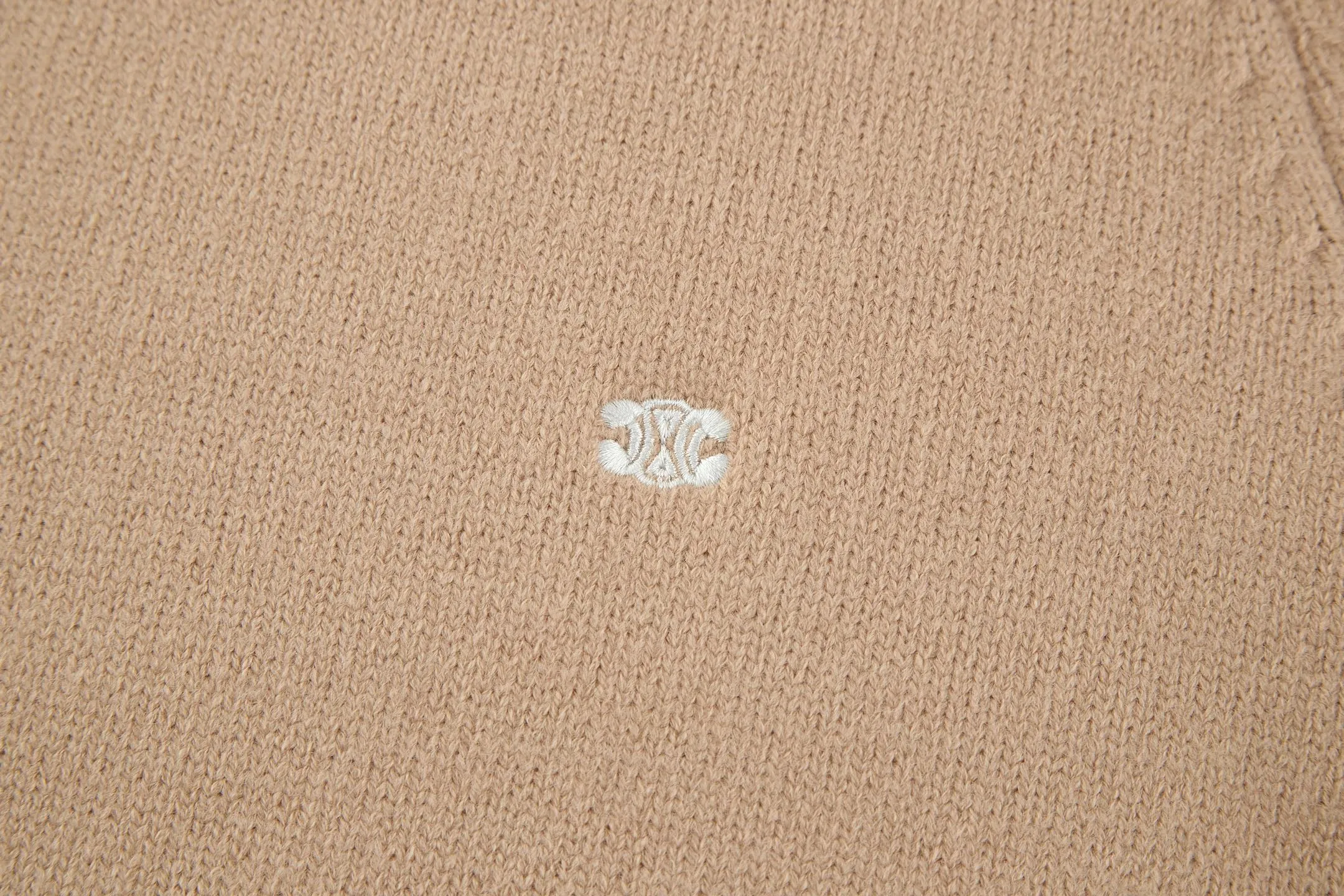 🅿️370 [Exclusive supply] Celine Arc de Triomphe embroidered logo sweater (khaki). The original version was purchased and developed for 9,900. The fabric is made of 35% wool, 15% cashmere, and 50% cotton yarn. This fabric is soft and has a three-dimensional shape that won't change shape after being worn for a long time. The embroidery uses 3D three-dimensional embroidery, and the chest is embellished with the Arc de Triomphe embroidered logo. This style is machine-knitted with 7 needles, and the high-density thick stitching ensures warmth. Later process: washing and color fixation - fixed version - wool impurities. Size:S-M-L-XL