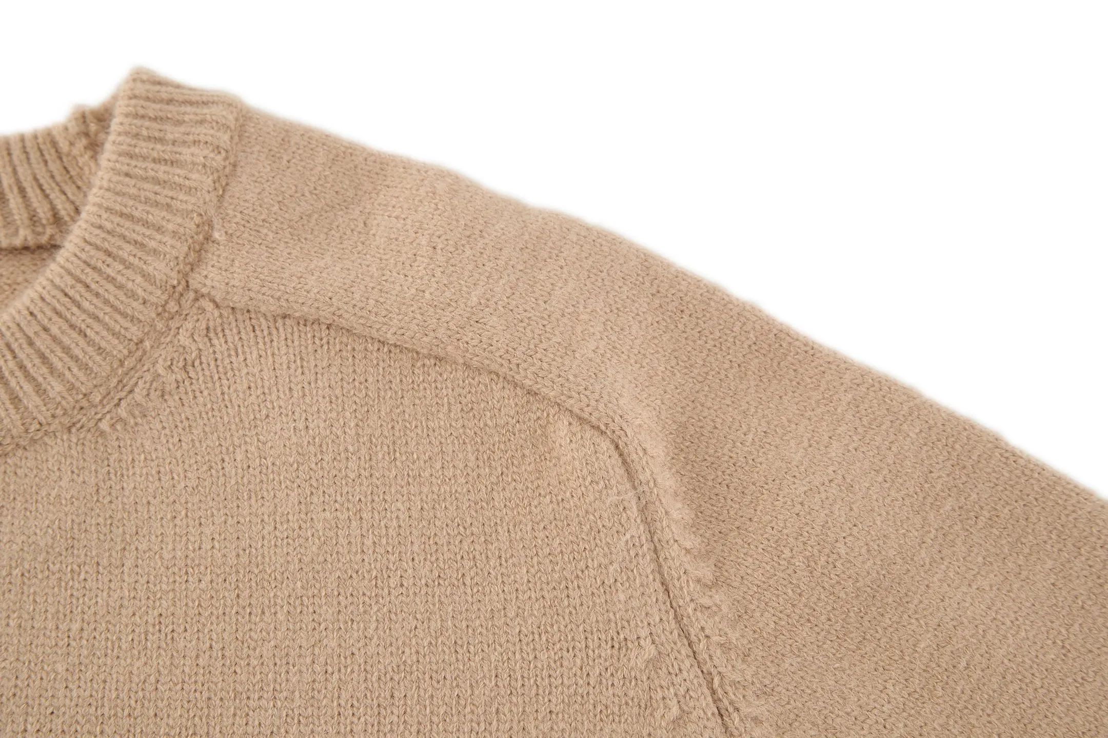 🅿️370 [Exclusive supply] Celine Arc de Triomphe embroidered logo sweater (khaki). The original version was purchased and developed for 9,900. The fabric is made of 35% wool, 15% cashmere, and 50% cotton yarn. This fabric is soft and has a three-dimensional shape that won't change shape after being worn for a long time. The embroidery uses 3D three-dimensional embroidery, and the chest is embellished with the Arc de Triomphe embroidered logo. This style is machine-knitted with 7 needles, and the high-density thick stitching ensures warmth. Later process: washing and color fixation - fixed version - wool impurities. Size:S-M-L-XL