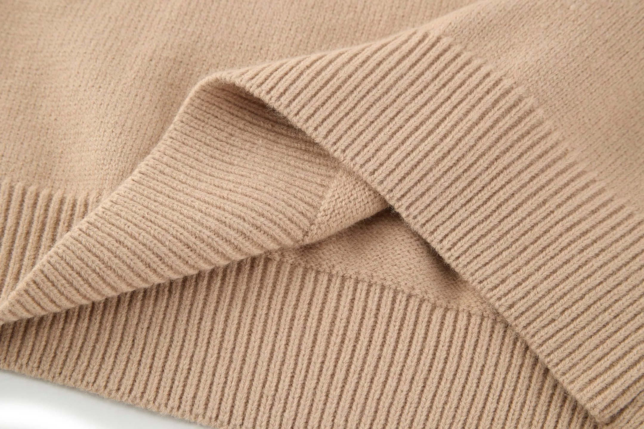 🅿️370 [Exclusive supply] Celine Arc de Triomphe embroidered logo sweater (khaki). The original version was purchased and developed for 9,900. The fabric is made of 35% wool, 15% cashmere, and 50% cotton yarn. This fabric is soft and has a three-dimensional shape that won't change shape after being worn for a long time. The embroidery uses 3D three-dimensional embroidery, and the chest is embellished with the Arc de Triomphe embroidered logo. This style is machine-knitted with 7 needles, and the high-density thick stitching ensures warmth. Later process: washing and color fixation - fixed version - wool impurities. Size:S-M-L-XL