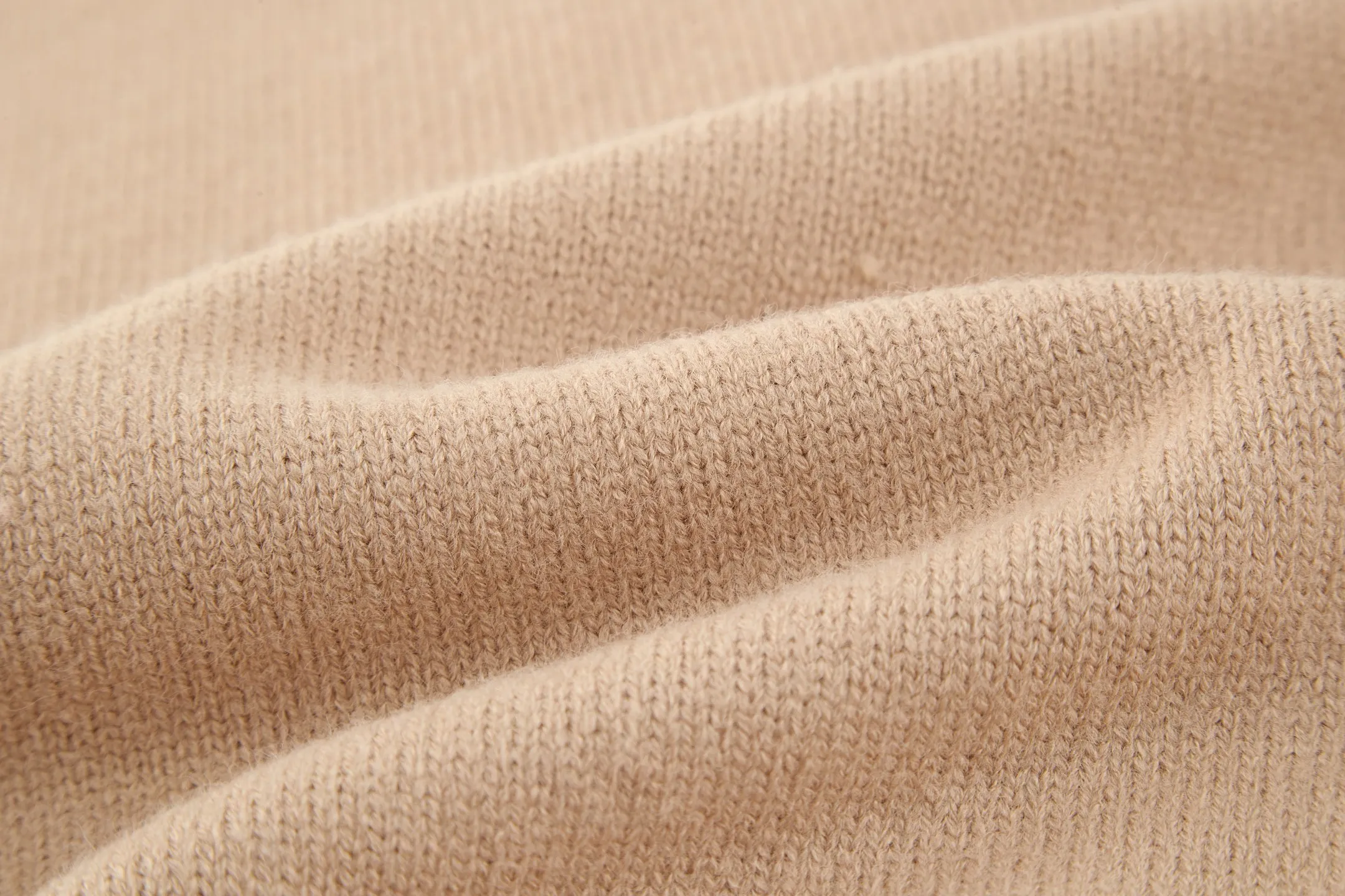 🅿️370 [Exclusive supply] Celine Arc de Triomphe embroidered logo sweater (khaki). The original version was purchased and developed for 9,900. The fabric is made of 35% wool, 15% cashmere, and 50% cotton yarn. This fabric is soft and has a three-dimensional shape that won't change shape after being worn for a long time. The embroidery uses 3D three-dimensional embroidery, and the chest is embellished with the Arc de Triomphe embroidered logo. This style is machine-knitted with 7 needles, and the high-density thick stitching ensures warmth. Later process: washing and color fixation - fixed version - wool impurities. Size:S-M-L-XL