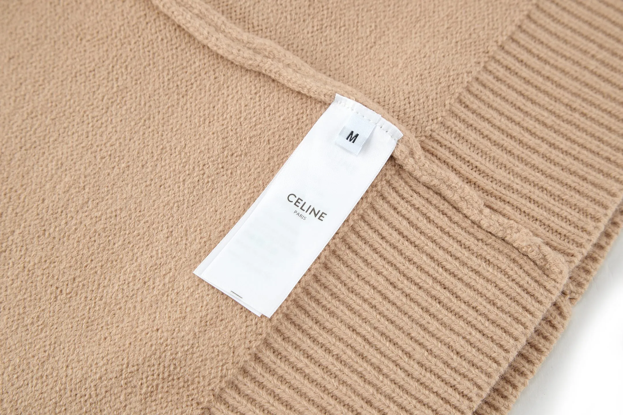 🅿️370 [Exclusive supply] Celine Arc de Triomphe embroidered logo sweater (khaki). The original version was purchased and developed for 9,900. The fabric is made of 35% wool, 15% cashmere, and 50% cotton yarn. This fabric is soft and has a three-dimensional shape that won't change shape after being worn for a long time. The embroidery uses 3D three-dimensional embroidery, and the chest is embellished with the Arc de Triomphe embroidered logo. This style is machine-knitted with 7 needles, and the high-density thick stitching ensures warmth. Later process: washing and color fixation - fixed version - wool impurities. Size:S-M-L-XL
