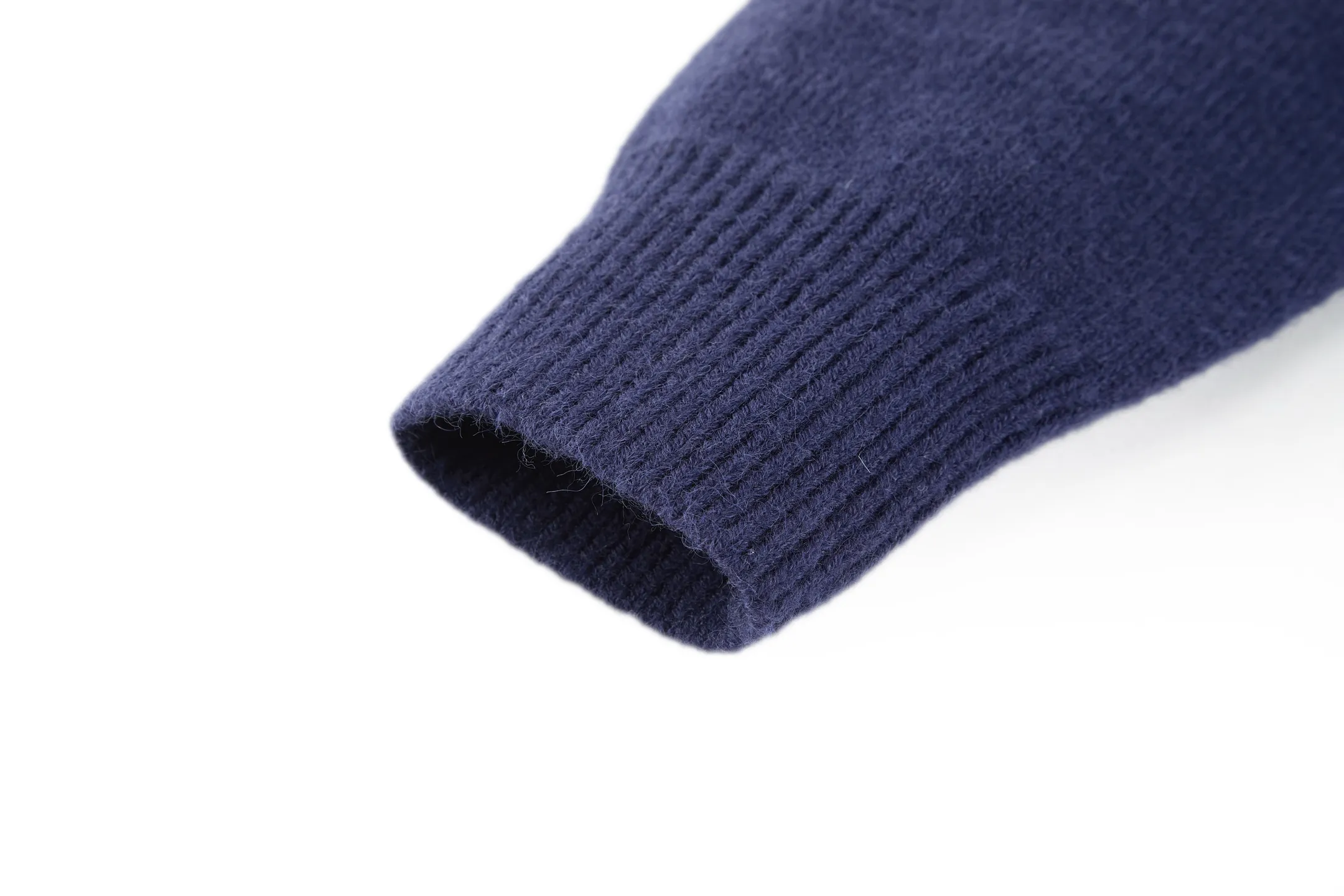 🅿️370 [Exclusive supply] Celine Arc de Triomphe embroidered logo sweater (royal blue). The original version was purchased and developed for 9,900. The fabric is made of 35% wool, 15% cashmere, and 50% cotton yarn. This fabric is soft and has a three-dimensional shape that won't change shape after being worn for a long time. The embroidery uses 3D three-dimensional embroidery, and the chest is embellished with the Arc de Triomphe embroidered logo. This style is machine-knitted with 7 needles, and the high-density thick stitching ensures warmth. Later process: washing and color fixation - fixed version - wool impurities. Size:S-M-L-XL