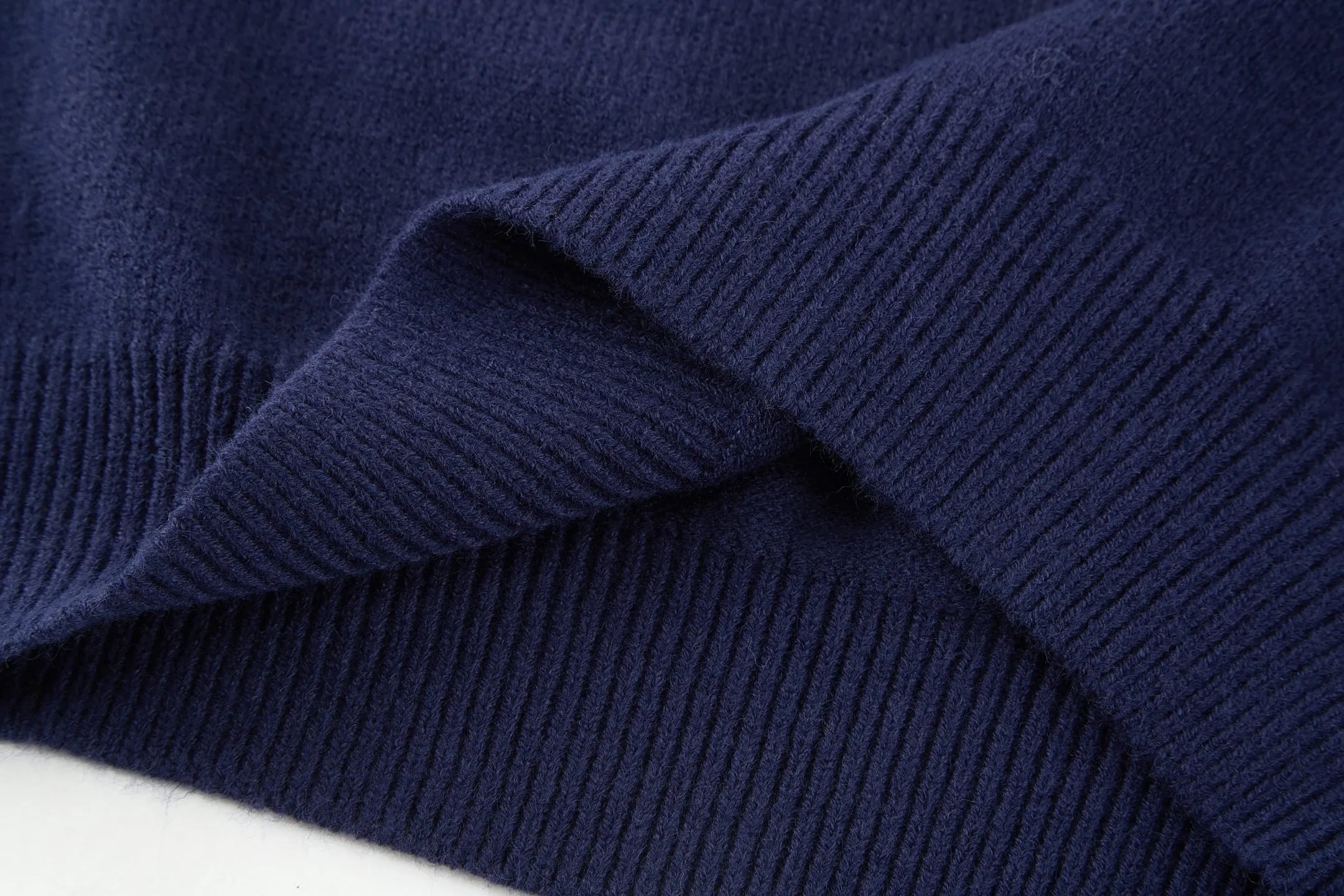 🅿️370 [Exclusive supply] Celine Arc de Triomphe embroidered logo sweater (royal blue). The original version was purchased and developed for 9,900. The fabric is made of 35% wool, 15% cashmere, and 50% cotton yarn. This fabric is soft and has a three-dimensional shape that won't change shape after being worn for a long time. The embroidery uses 3D three-dimensional embroidery, and the chest is embellished with the Arc de Triomphe embroidered logo. This style is machine-knitted with 7 needles, and the high-density thick stitching ensures warmth. Later process: washing and color fixation - fixed version - wool impurities. Size:S-M-L-XL
