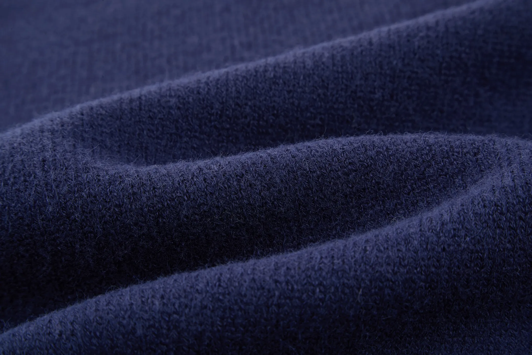 🅿️370 [Exclusive supply] Celine Arc de Triomphe embroidered logo sweater (royal blue). The original version was purchased and developed for 9,900. The fabric is made of 35% wool, 15% cashmere, and 50% cotton yarn. This fabric is soft and has a three-dimensional shape that won't change shape after being worn for a long time. The embroidery uses 3D three-dimensional embroidery, and the chest is embellished with the Arc de Triomphe embroidered logo. This style is machine-knitted with 7 needles, and the high-density thick stitching ensures warmth. Later process: washing and color fixation - fixed version - wool impurities. Size:S-M-L-XL