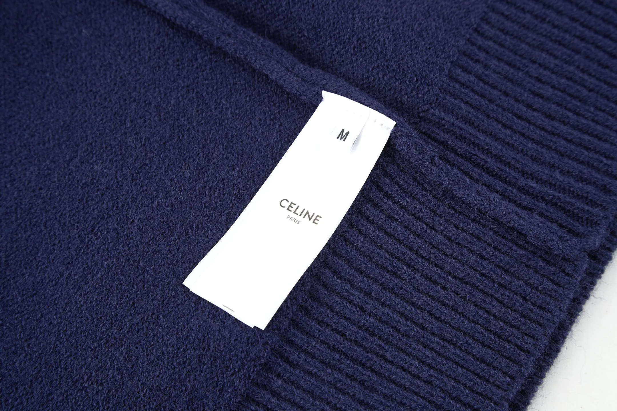 🅿️370 [Exclusive supply] Celine Arc de Triomphe embroidered logo sweater (royal blue). The original version was purchased and developed for 9,900. The fabric is made of 35% wool, 15% cashmere, and 50% cotton yarn. This fabric is soft and has a three-dimensional shape that won't change shape after being worn for a long time. The embroidery uses 3D three-dimensional embroidery, and the chest is embellished with the Arc de Triomphe embroidered logo. This style is machine-knitted with 7 needles, and the high-density thick stitching ensures warmth. Later process: washing and color fixation - fixed version - wool impurities. Size:S-M-L-XL