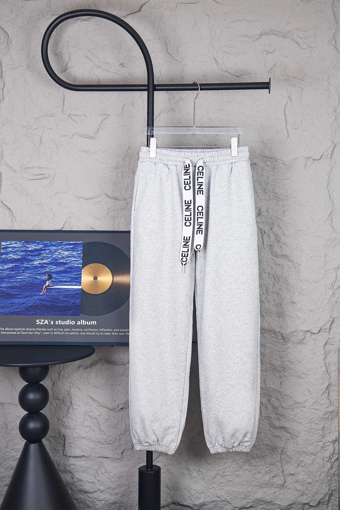 🅿️200 Style No.: M251 CELINE/Celine Webbing Letter Logo Sports Casual Pants, Street Artifact, OOTD Wear Magic, The Color is Very Positive, Very Eye-catching! Knitted cotton fabric supplied by customers. It is refreshing and breathable against the skin. It is a casual trouser for all seasons. It is also very breathable and dry in summer and will not get greasy when worn close to the body. The lining is moisture-wicking terry cotton. The overall design of the trousers is very clean. The white color of Klein blue does not need any decoration. The CE white letter embroidery logo on the pocket is gorgeous and Raven, highlighting the style of the main body. The elastic waistband + drawstring are matched with the design of the trouser leg cuffs. The whole thing is a FEEL for fashionistas! Simple, clean and trendy as hell! Size：S-XL