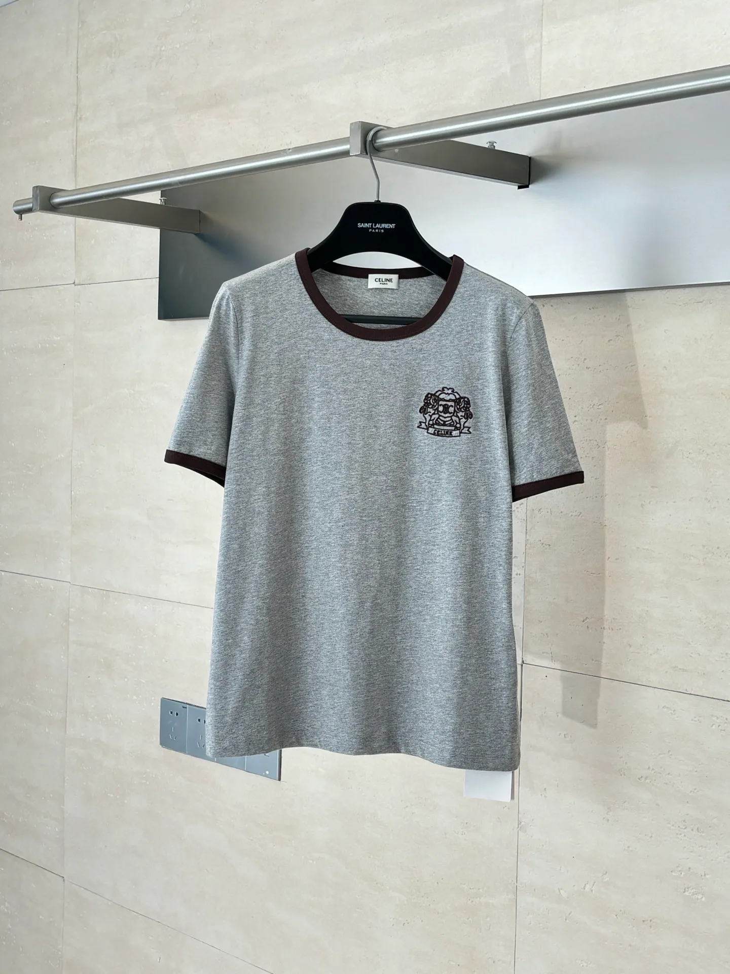 🅿️250 Celien*/Celien 25Ss new round neck badge embroidered short-sleeved T-shirt. Imported cotton material, comfortable, breathable and full of texture. All-over solid base with contrasting edge design on the collar and cuffs. The chest is embellished with the iconic letter badge embroidery decoration to highlight the brand tone and the upper body is simple and elegant. Regular short-sleeved T-shirt tailoring to create a personalized style. It is stylish and stylish when worn alone. Size: S/M/L