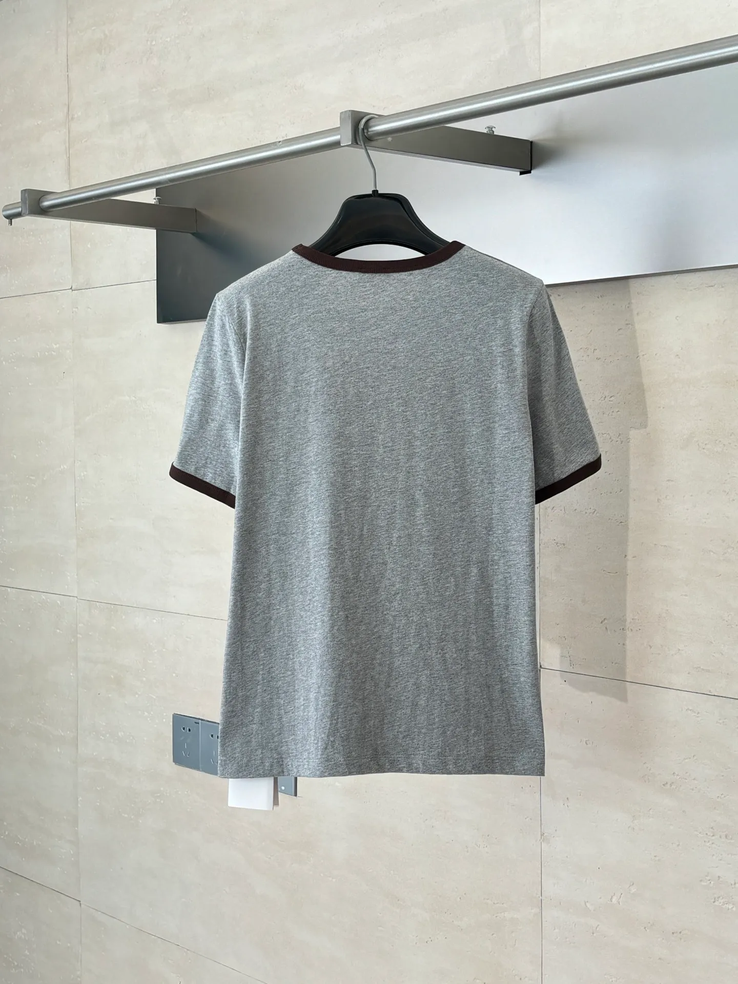 🅿️250 Celien*/Celien 25Ss new round neck badge embroidered short-sleeved T-shirt. Imported cotton material, comfortable, breathable and full of texture. All-over solid base with contrasting edge design on the collar and cuffs. The chest is embellished with the iconic letter badge embroidery decoration to highlight the brand tone and the upper body is simple and elegant. Regular short-sleeved T-shirt tailoring to create a personalized style. It is stylish and stylish when worn alone. Size: S/M/L
