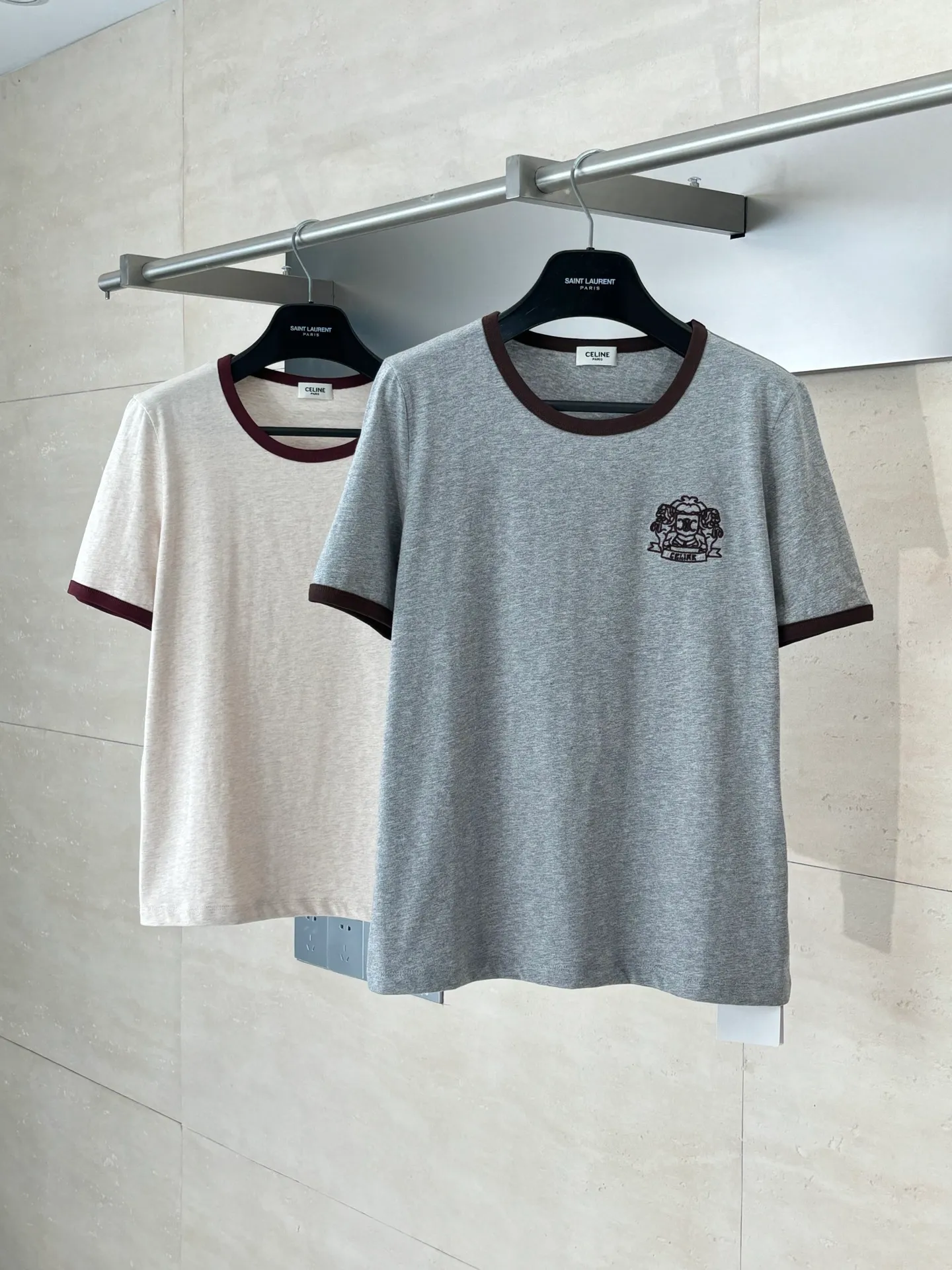 🅿️250 Celien*/Celien 25Ss new round neck badge embroidered short-sleeved T-shirt. Imported cotton material, comfortable, breathable and full of texture. All-over solid base with contrasting edge design on the collar and cuffs. The chest is embellished with the iconic letter badge embroidery decoration to highlight the brand tone and the upper body is simple and elegant. Regular short-sleeved T-shirt tailoring to create a personalized style. It is stylish and stylish when worn alone. Size: S/M/L